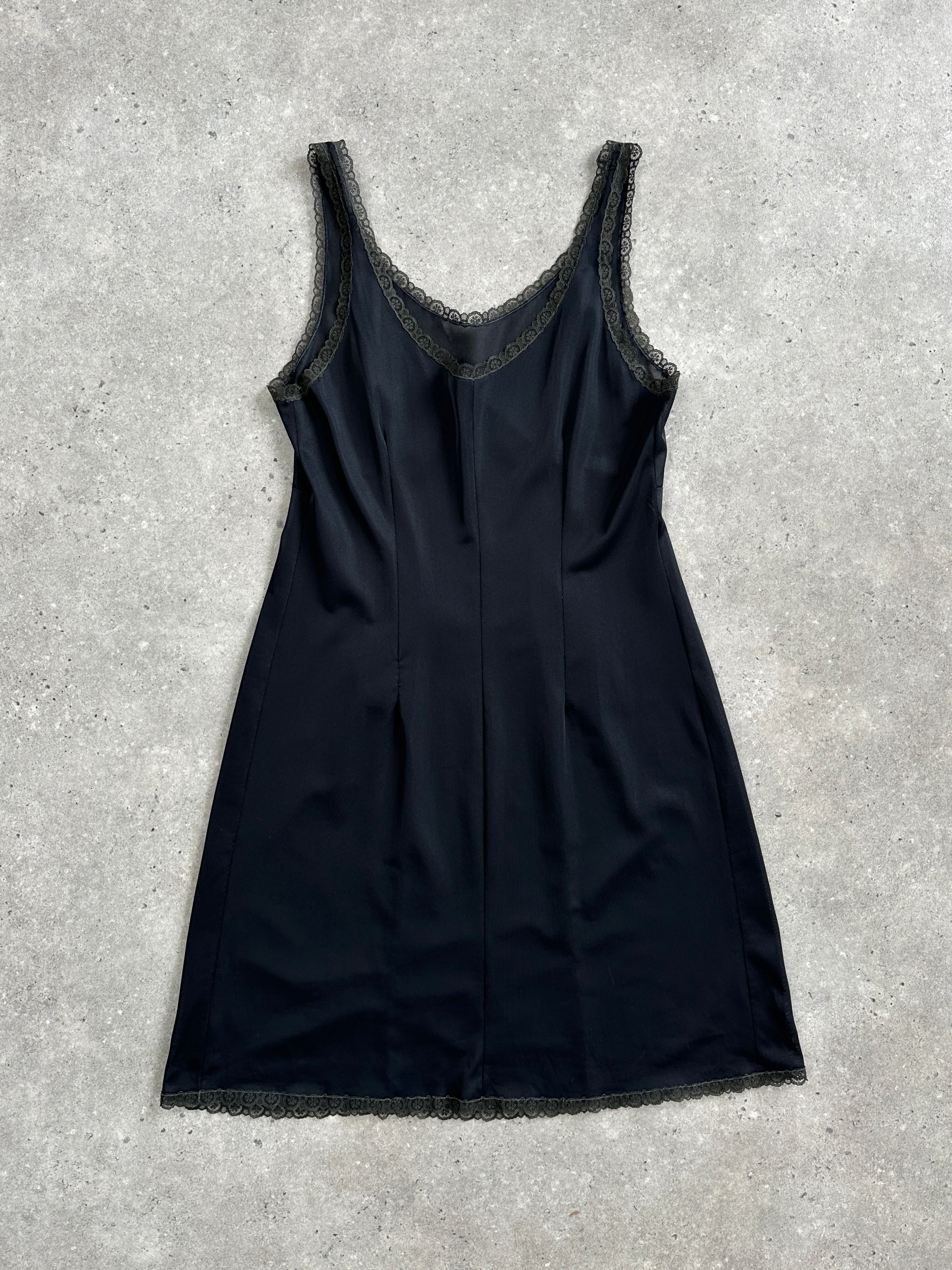 Vintage 1990s lace mini slip dress in size M, featuring delicate lace fabric and classic vintage style.