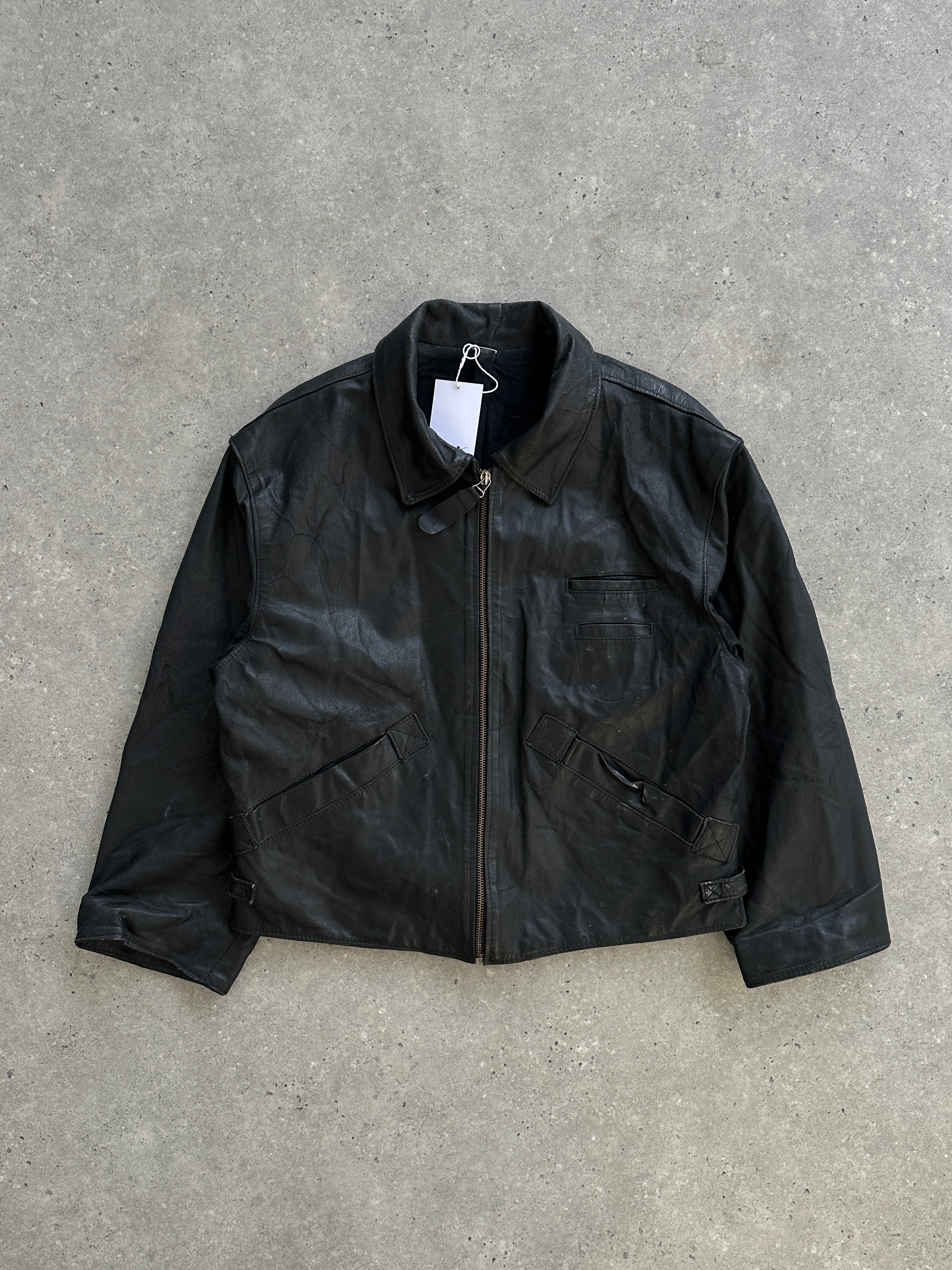 Vintage Italian vintage boxy leather jacket in M/L size, featuring classic design and high-quality leather.