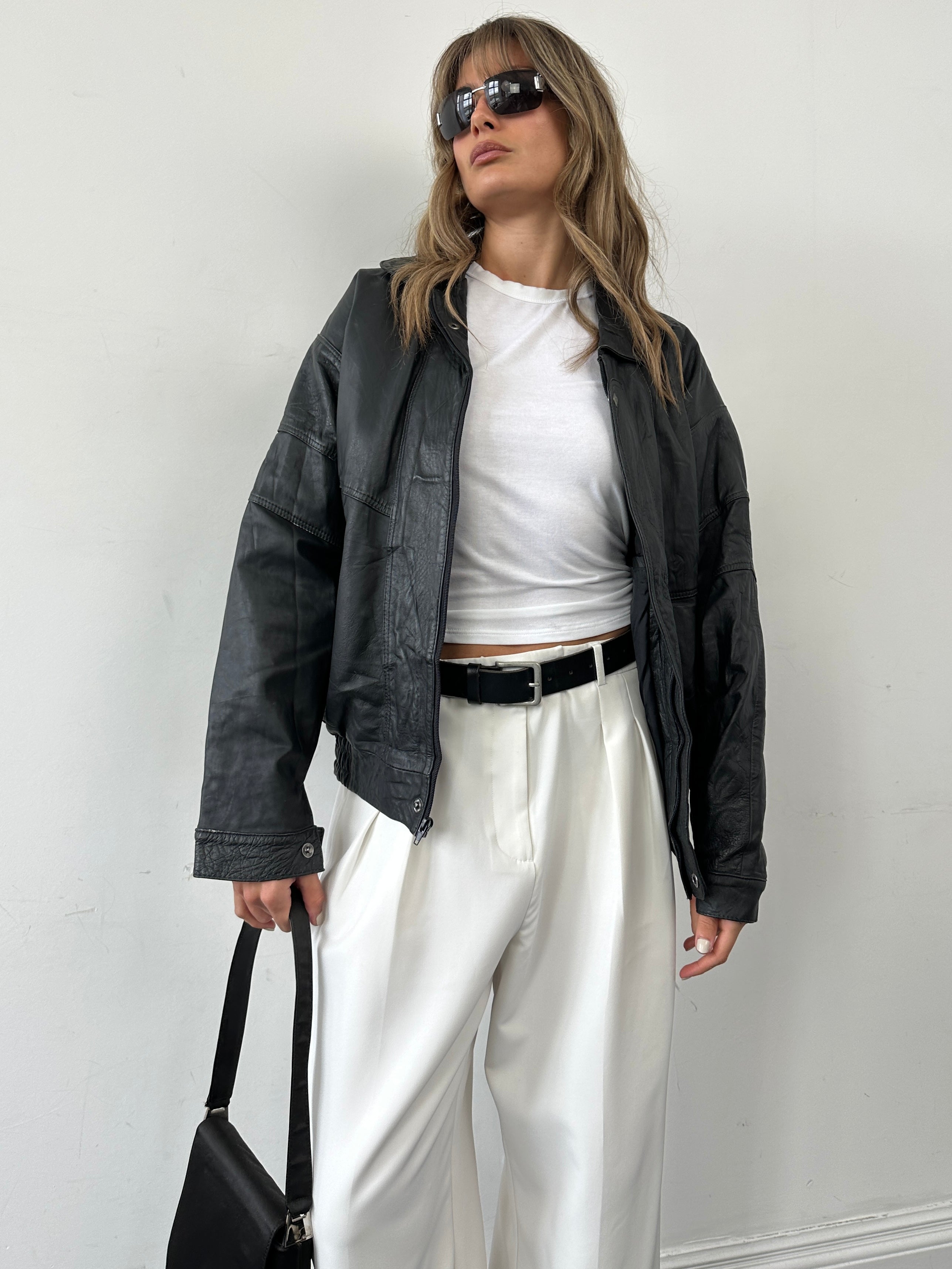 Vintage leather bomber jacket in size M/L, featuring a classic design with a soft leather finish and ribbed cuffs.