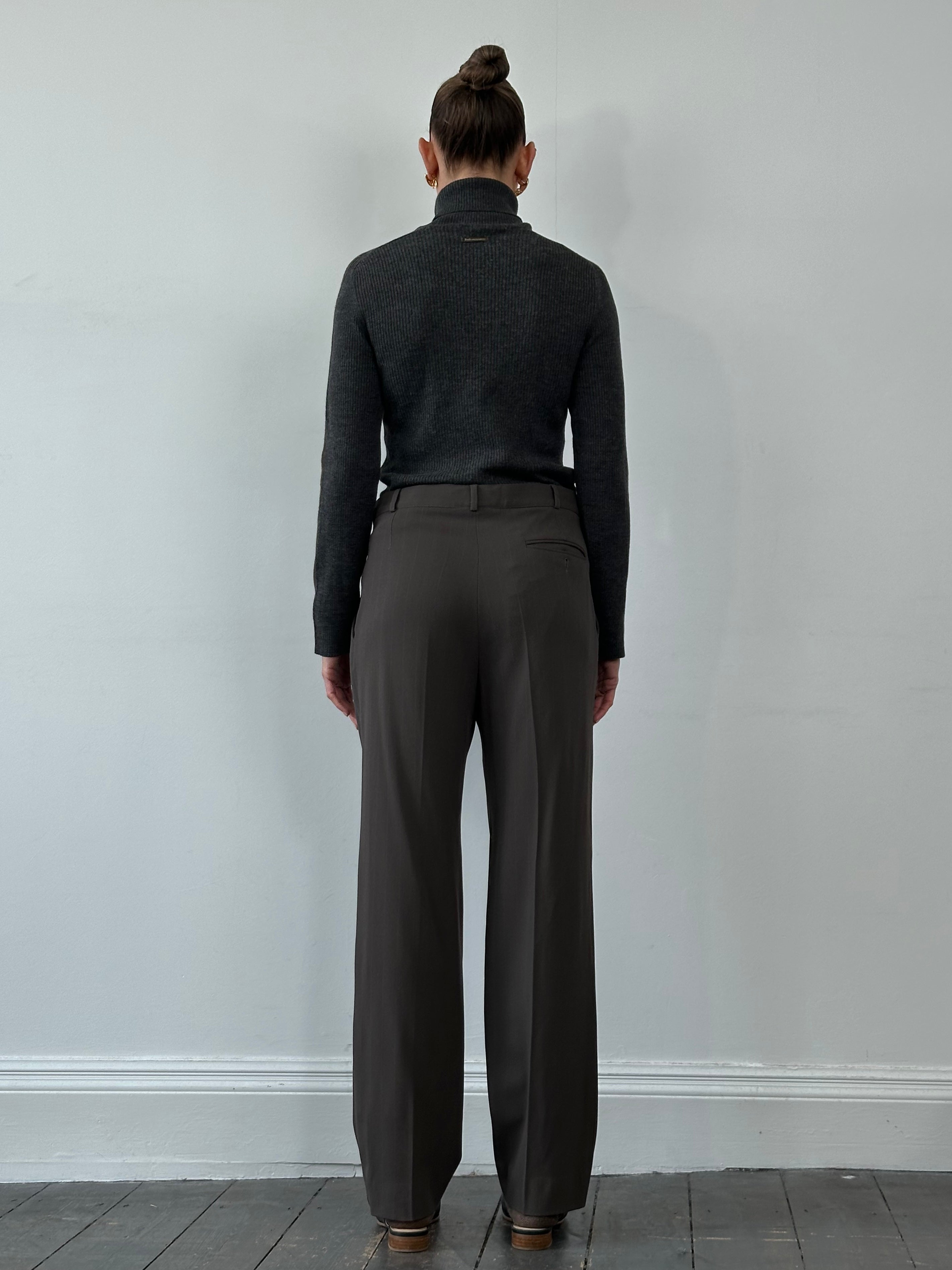 Istante 90s pure wool straight leg tailored trousers in size W32, shown in a neutral color with a close-up of the fabric and fit.