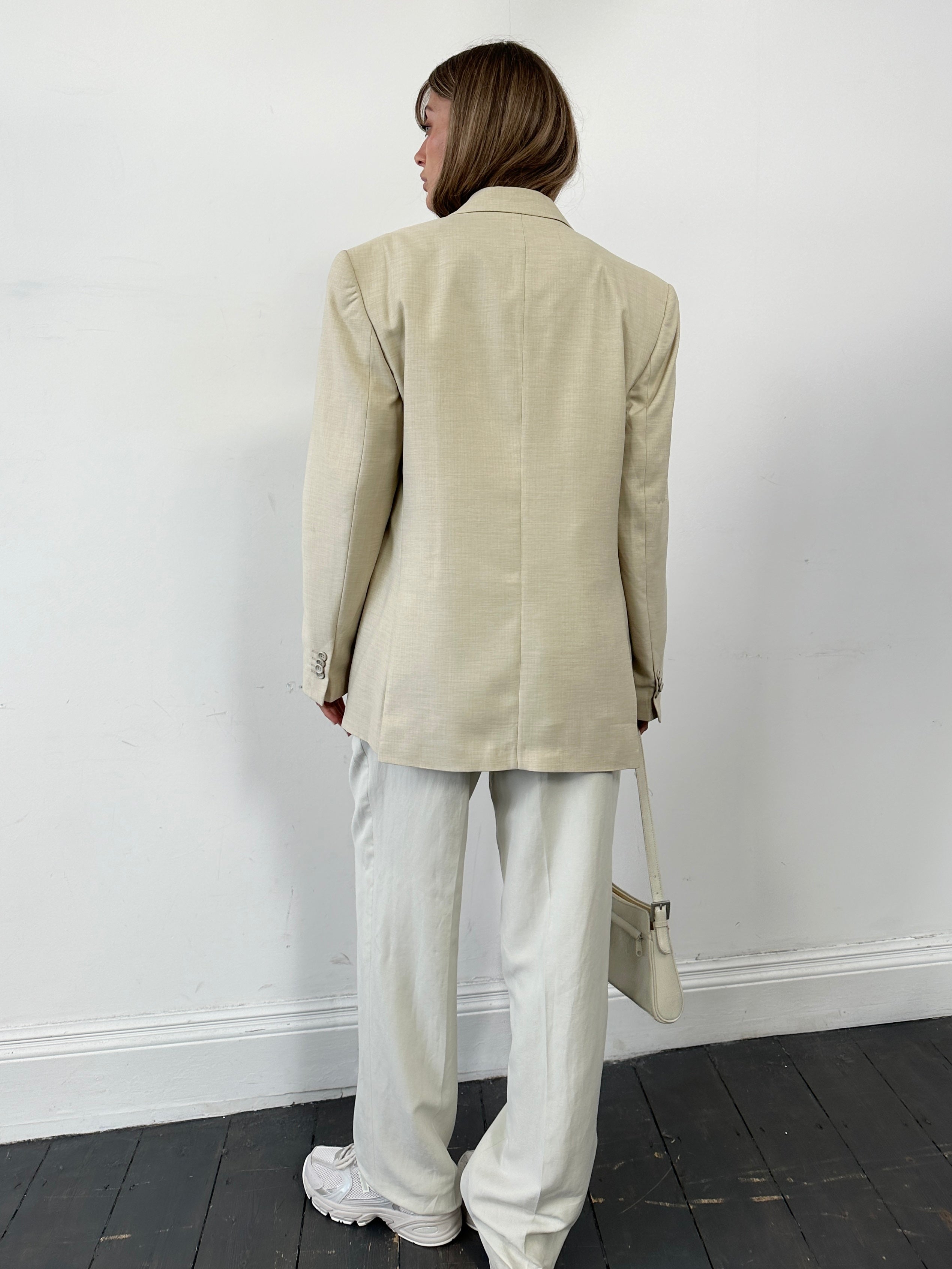 Vintage wool single-breasted blazer in size L/XL, featuring classic tailoring and a structured fit, ideal for stylish formal or casual wear.