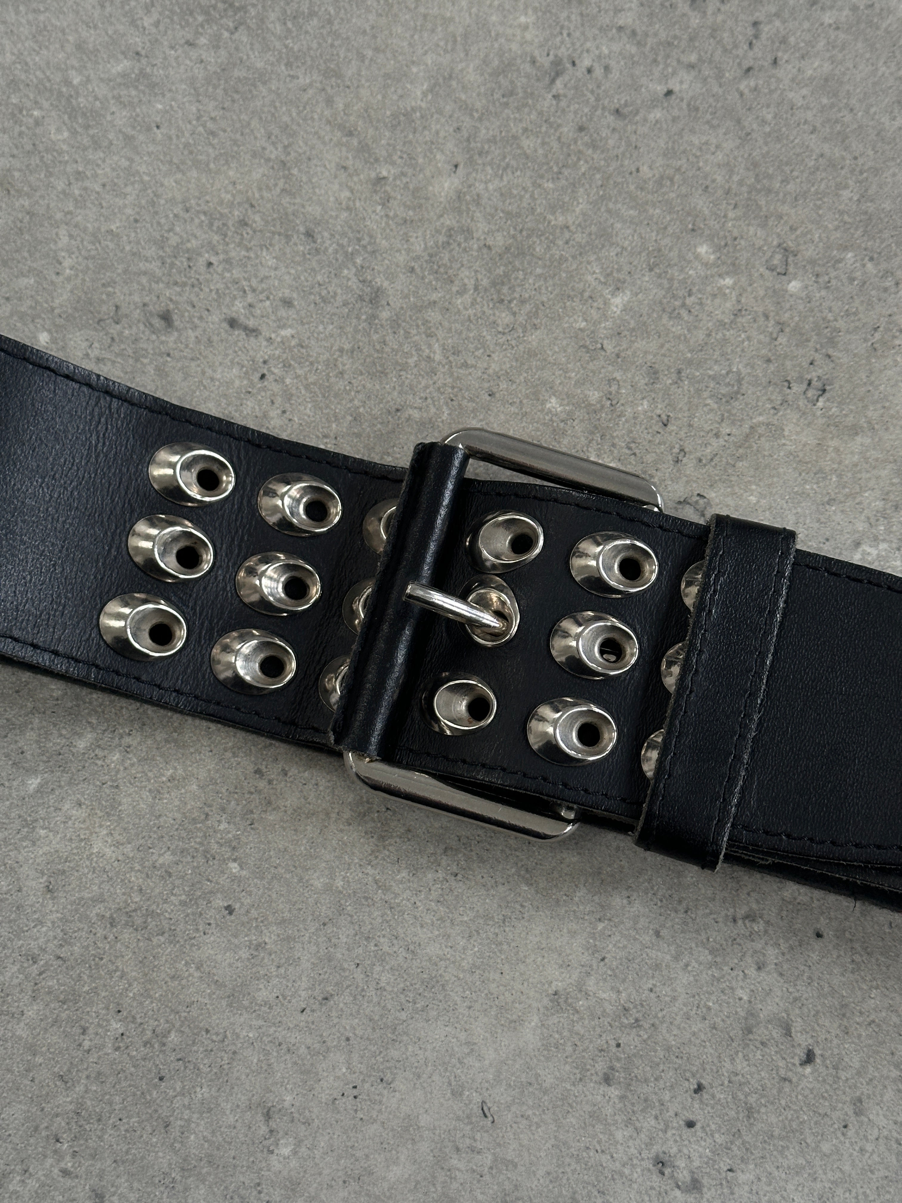 Vintage 2000s chunky leather belt with eyelets, size W25-30, featuring a distressed brown leather strap and metal eyelet detailing.