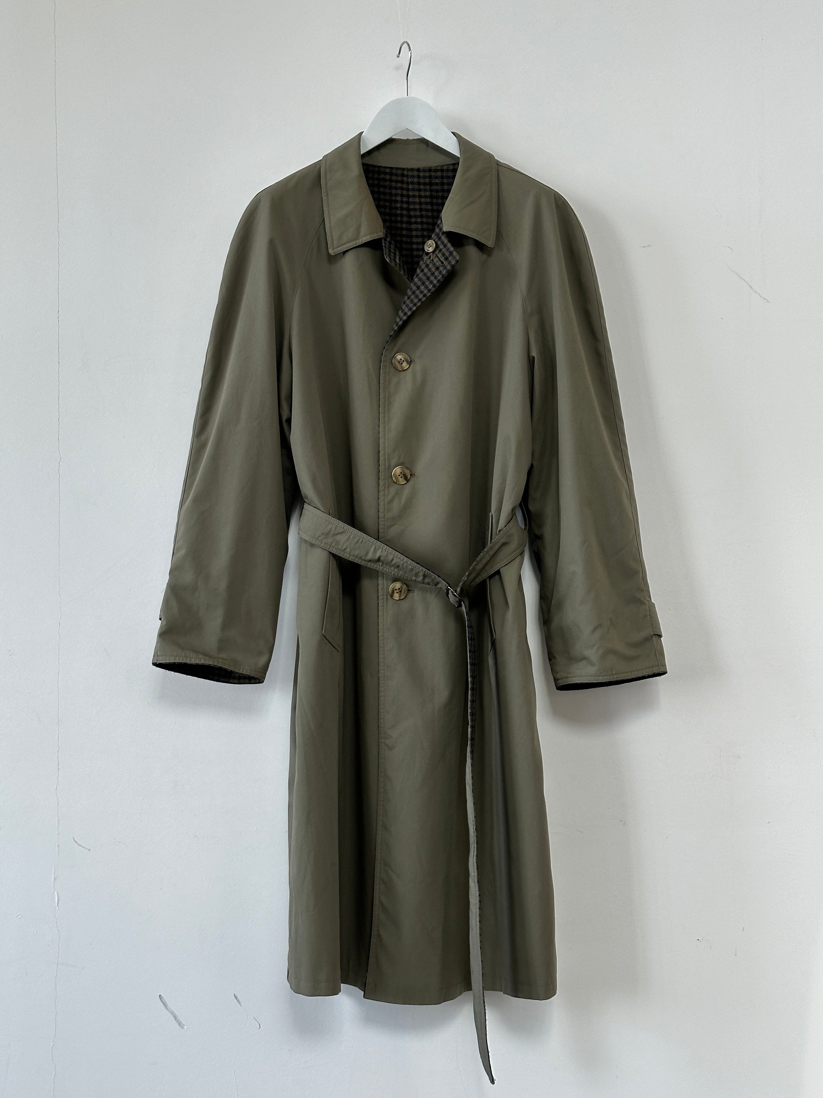 Vintage reversible wool trench coat with belt, oversized XL, showing classic beige and dark exterior, stylish and warm winter coat.
