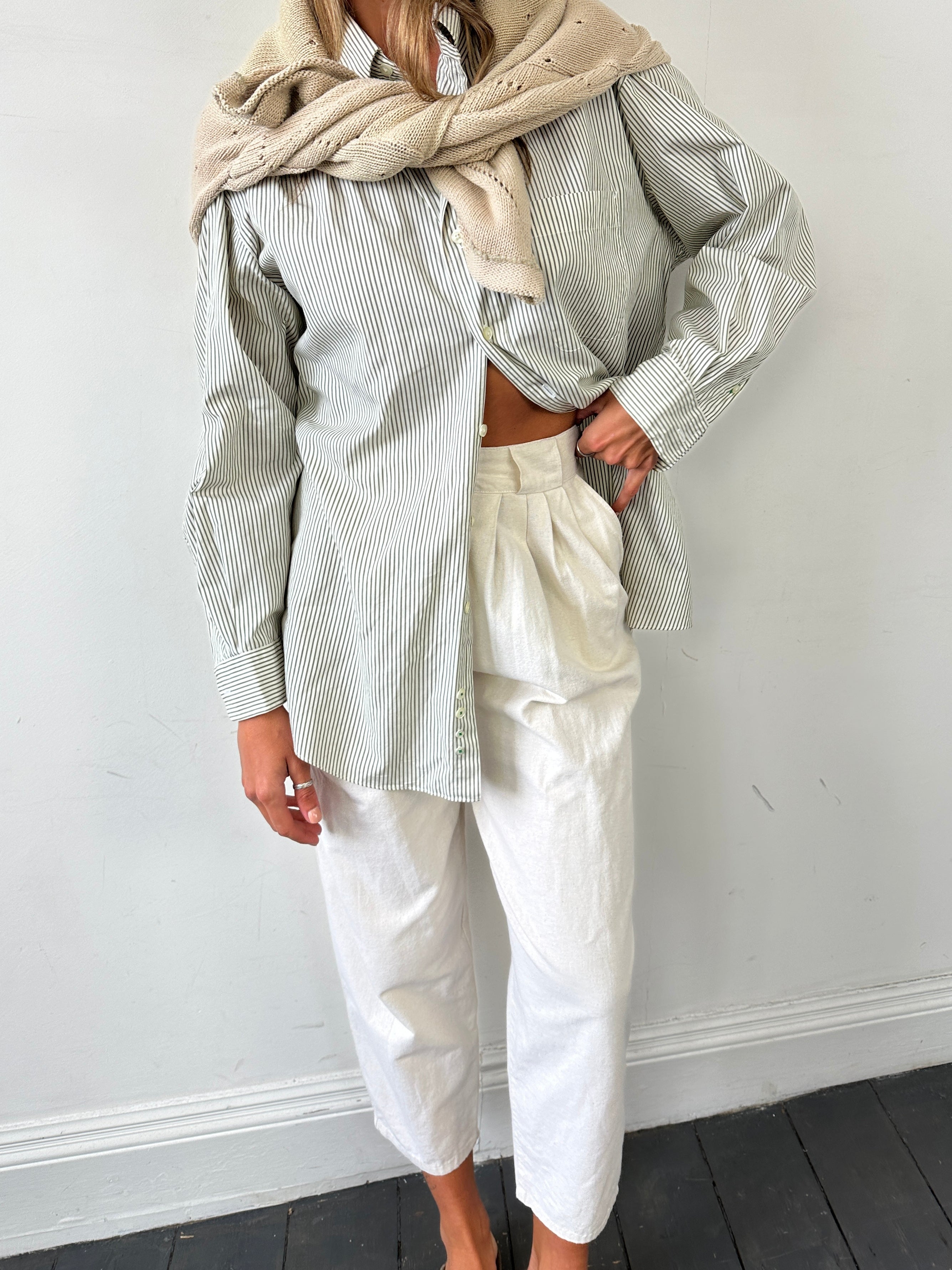 Vintage cotton linen high-waisted pleated trousers in size W26, showcasing a classic relaxed fit and tailored design.