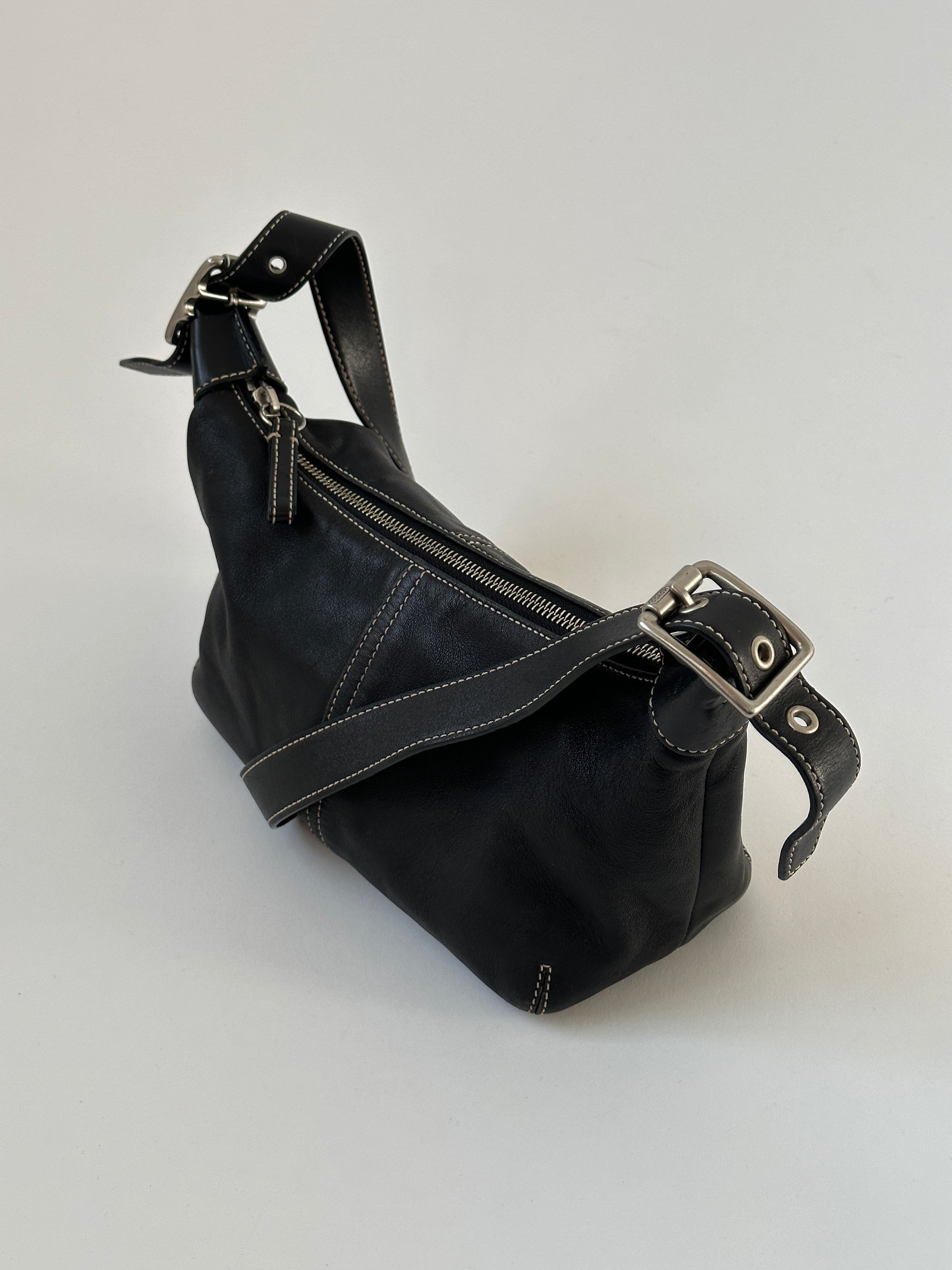 Coach 2000s leather shoulder bag with contrast stitching, featuring a sleek design and adjustable strap.