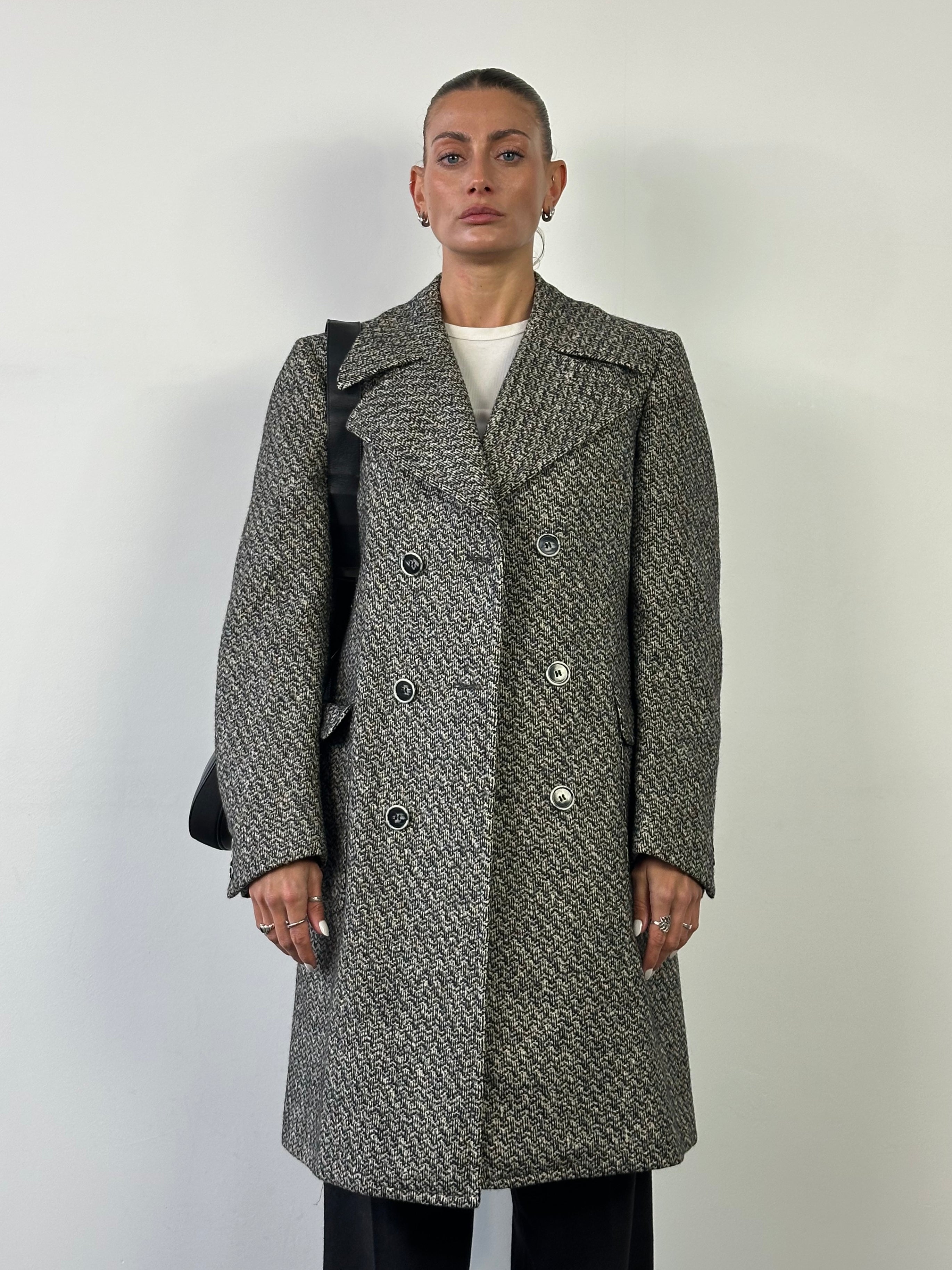 Vintage Italian 1990s pure wool double-breasted coat, size M, with classic tailored design and timeless style.