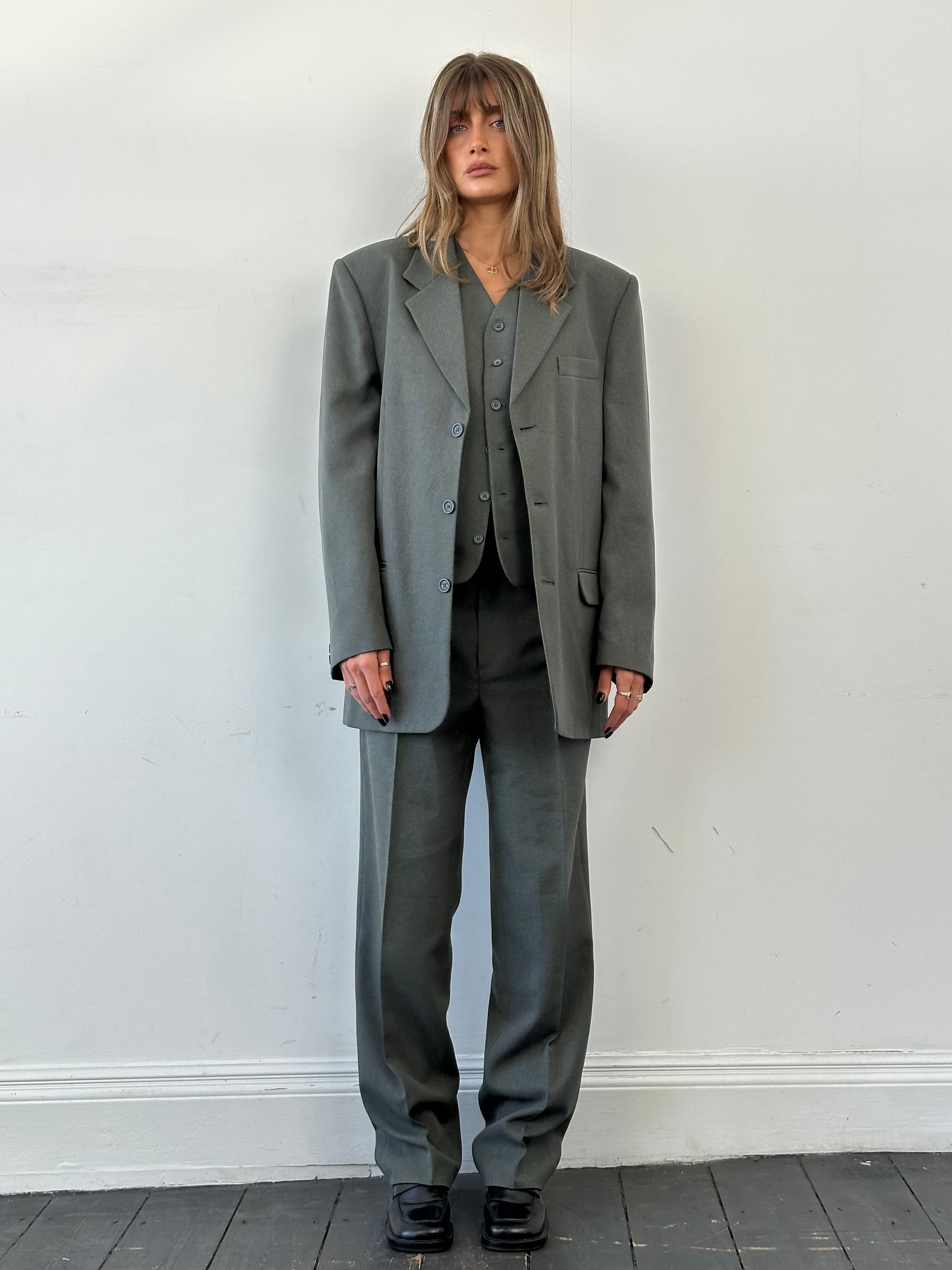 Vintage three-piece suit in size 44R/W32, featuring a tailored jacket, vest, and trousers, classic style with timeless appeal.