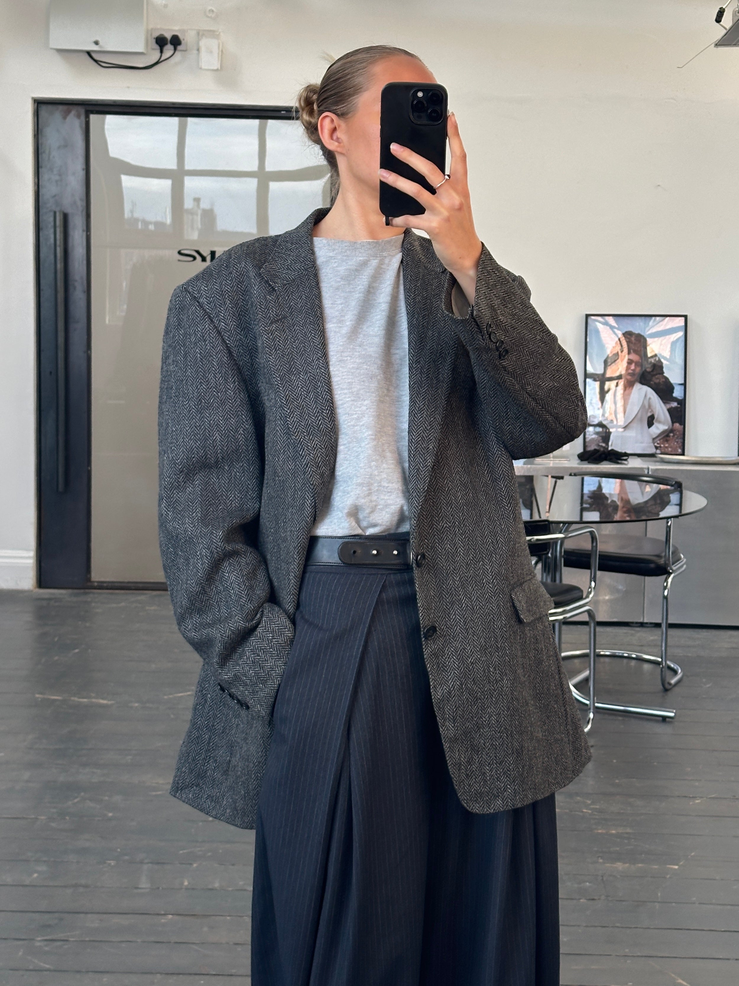 Burberry 1990s pure wool herringbone single-breasted blazer in size 46R/XXL, featuring classic tailored fit and vintage style.