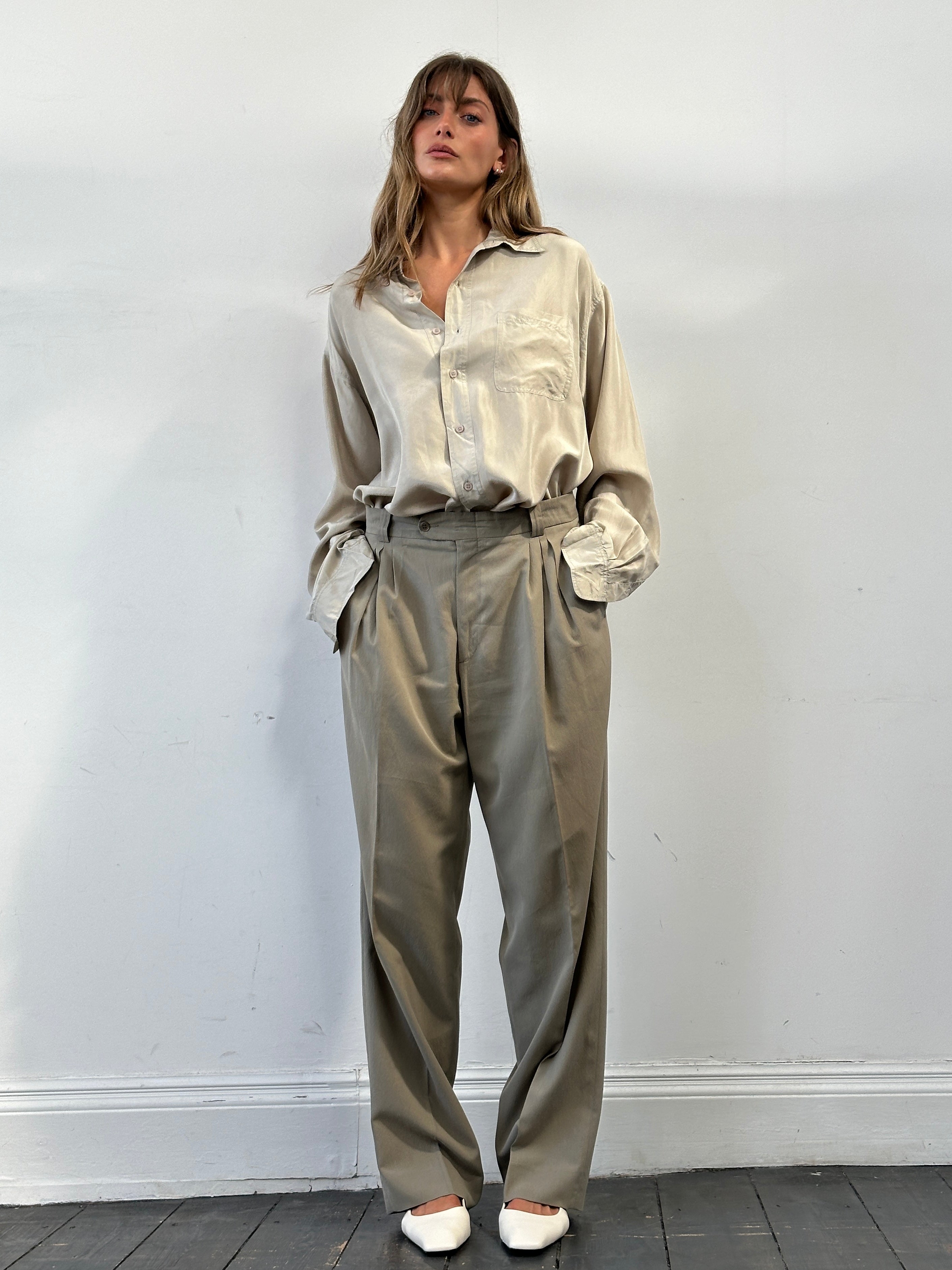 Vintage Italian tailored pleated straight-leg trousers in size W34, showcasing classic vintage styling and crisp pleats.