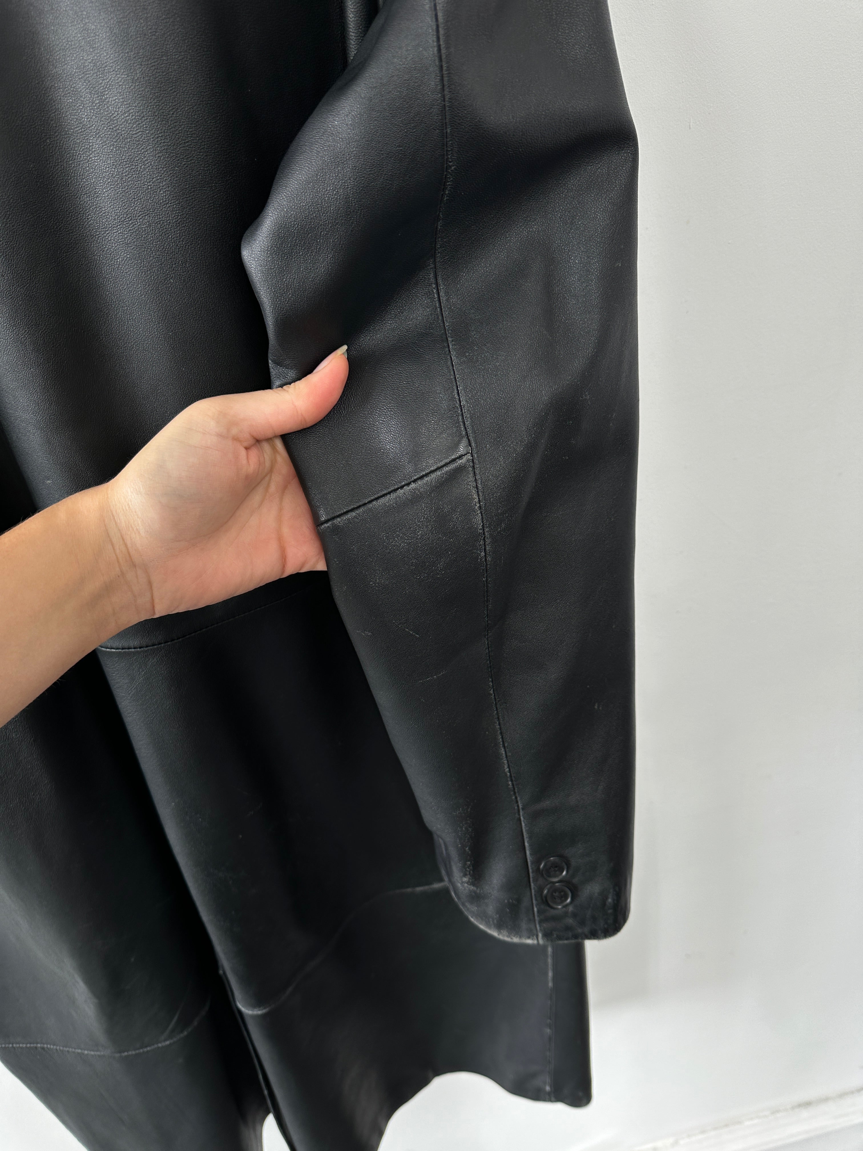 Vintage leather trench coat in XL size, stylish leather jacket with classic design and textured brown leather.
