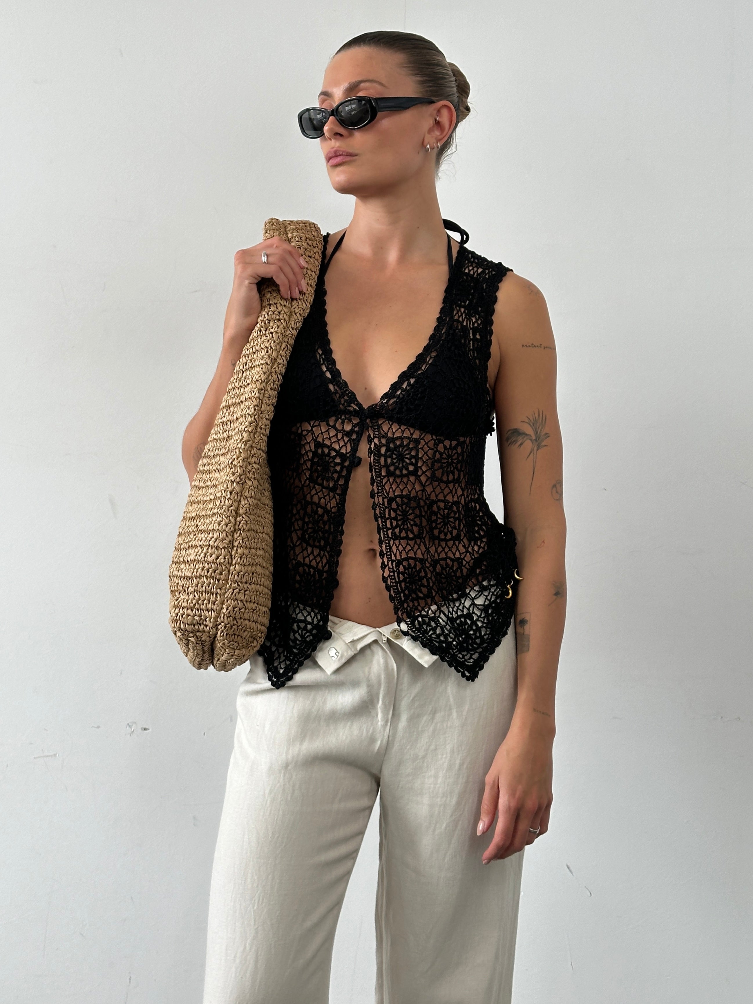 Vintage crochet waistcoat in size M, featuring intricate knit patterns and a classic retro style, displayed on a neutral background.