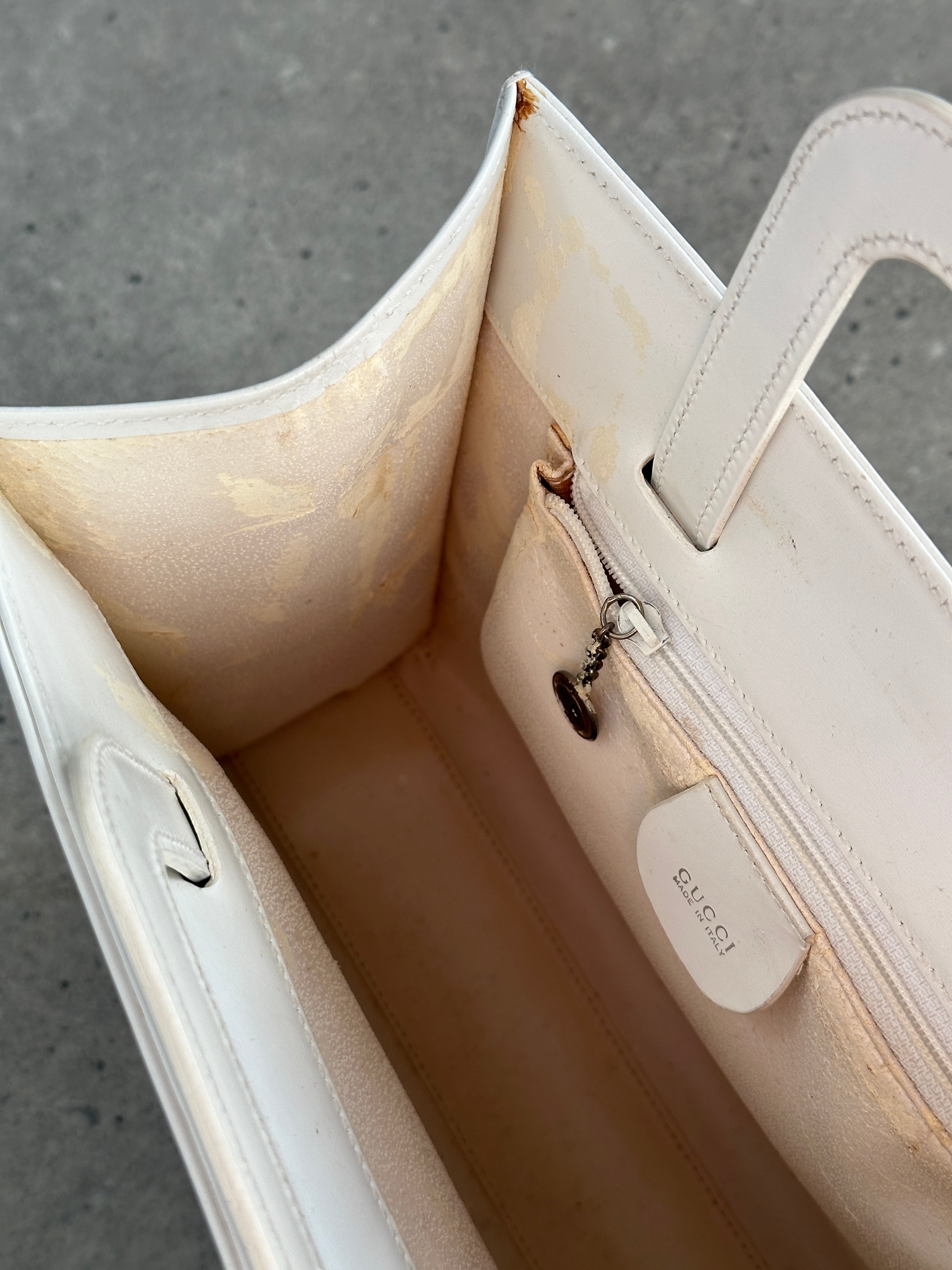 Gucci 1990s Tom Ford 2-in-1 leather and vinyl shoulder bag with adjustable strap and classic design.