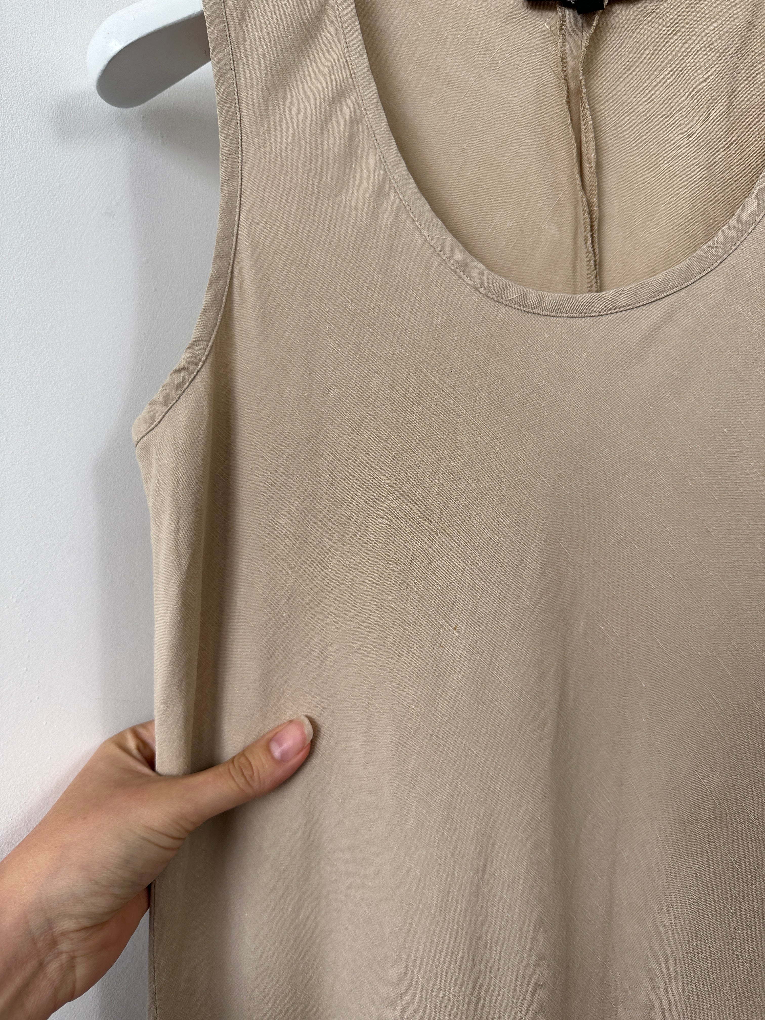 Jaeger silk linen floor-length dress in size S/M, featuring a flowing design with elegant fabric and a sophisticated silhouette.