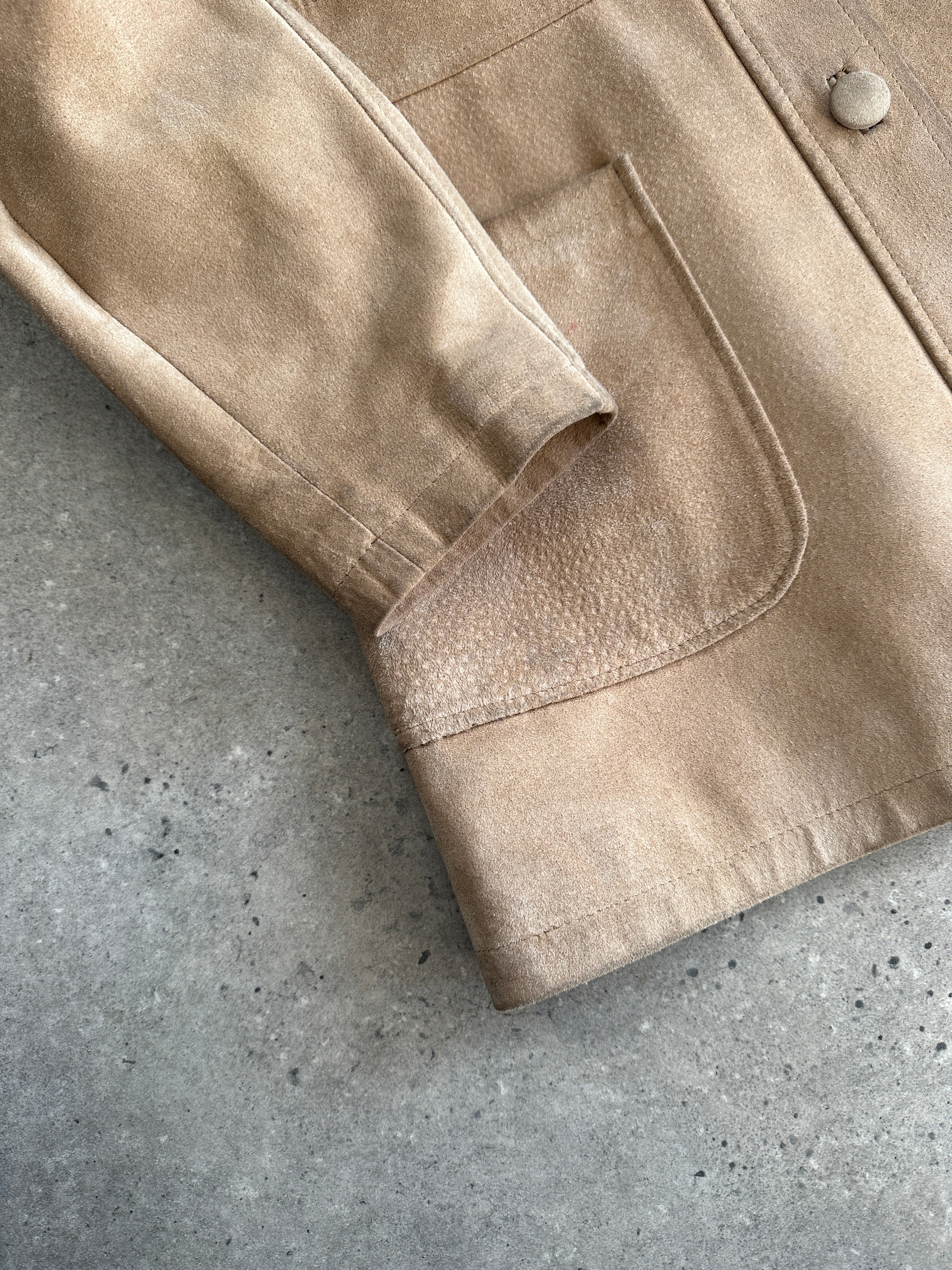 Vintage suede jacket in size M/L, showcasing a classic design with soft texture and stylish detailing.