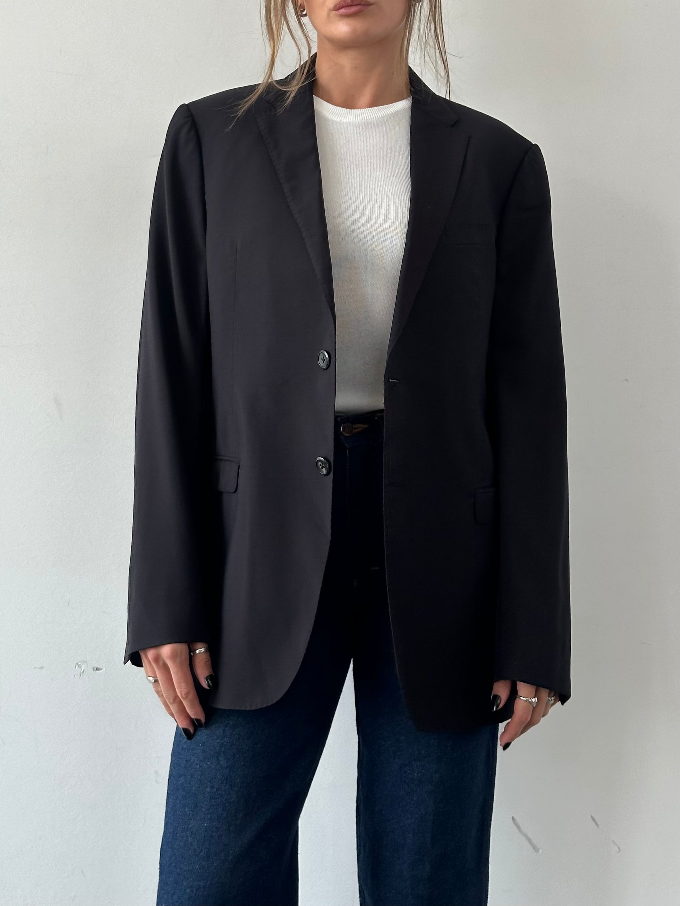 Armani Collezioni pure wool single-breasted blazer in size 42R/L, tailored fit with classic lapel and sleek design.