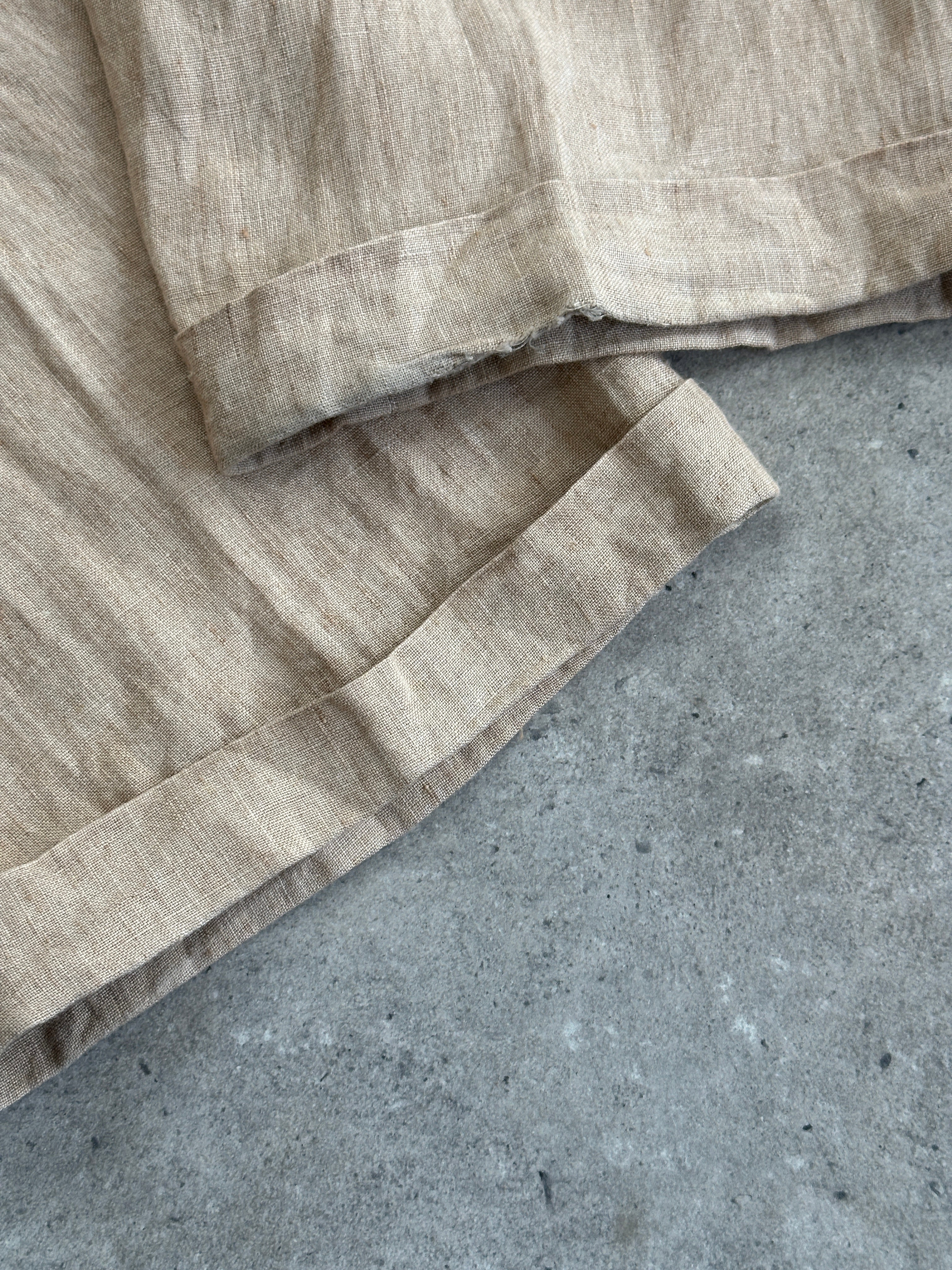 Vintage pure linen straight-leg pleated trousers in W32, featuring a classic fit and tailored design for a timeless look.