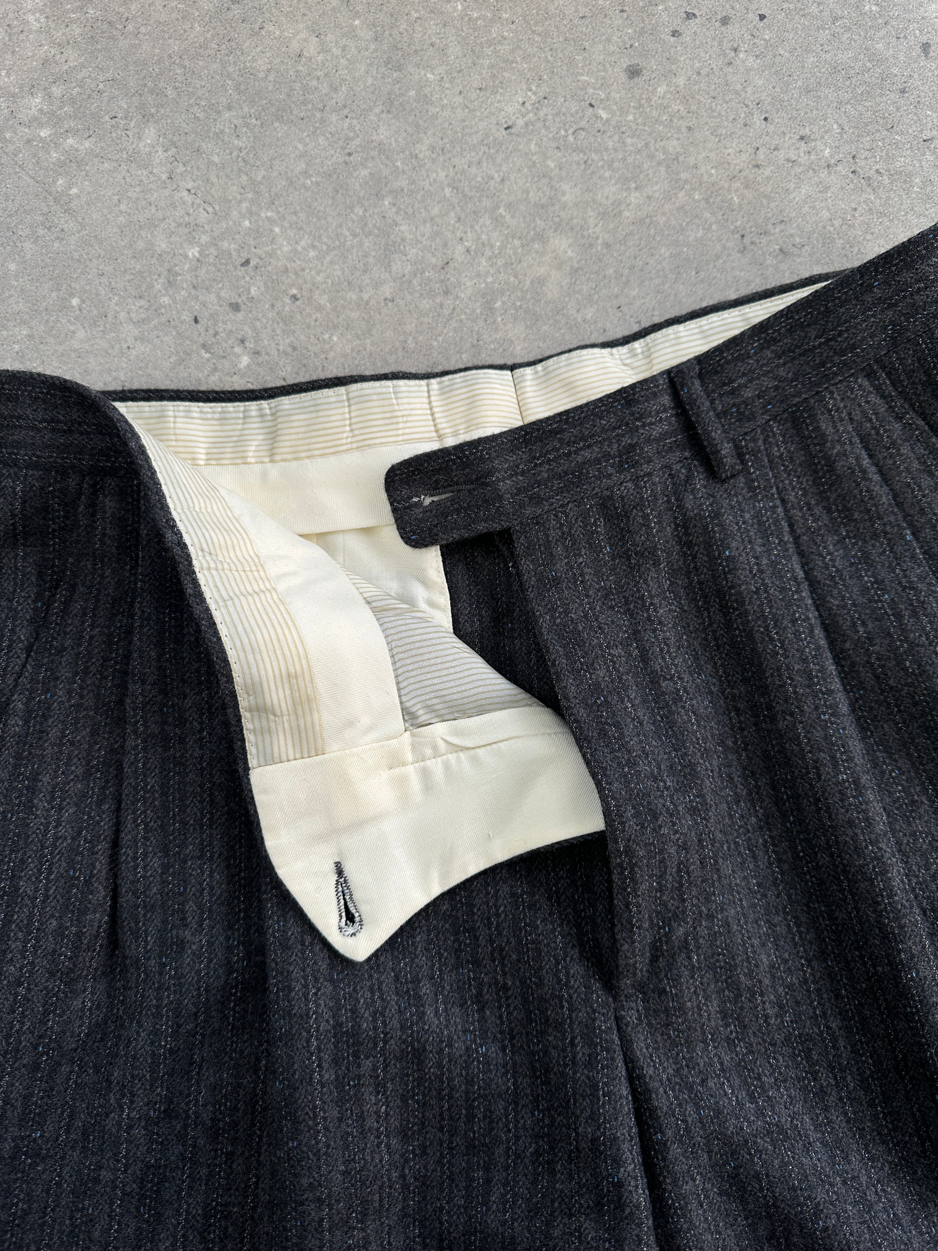 Italian vintage pure brushed wool tailored trousers in size W30, featuring a classic fit and refined craftsmanship.