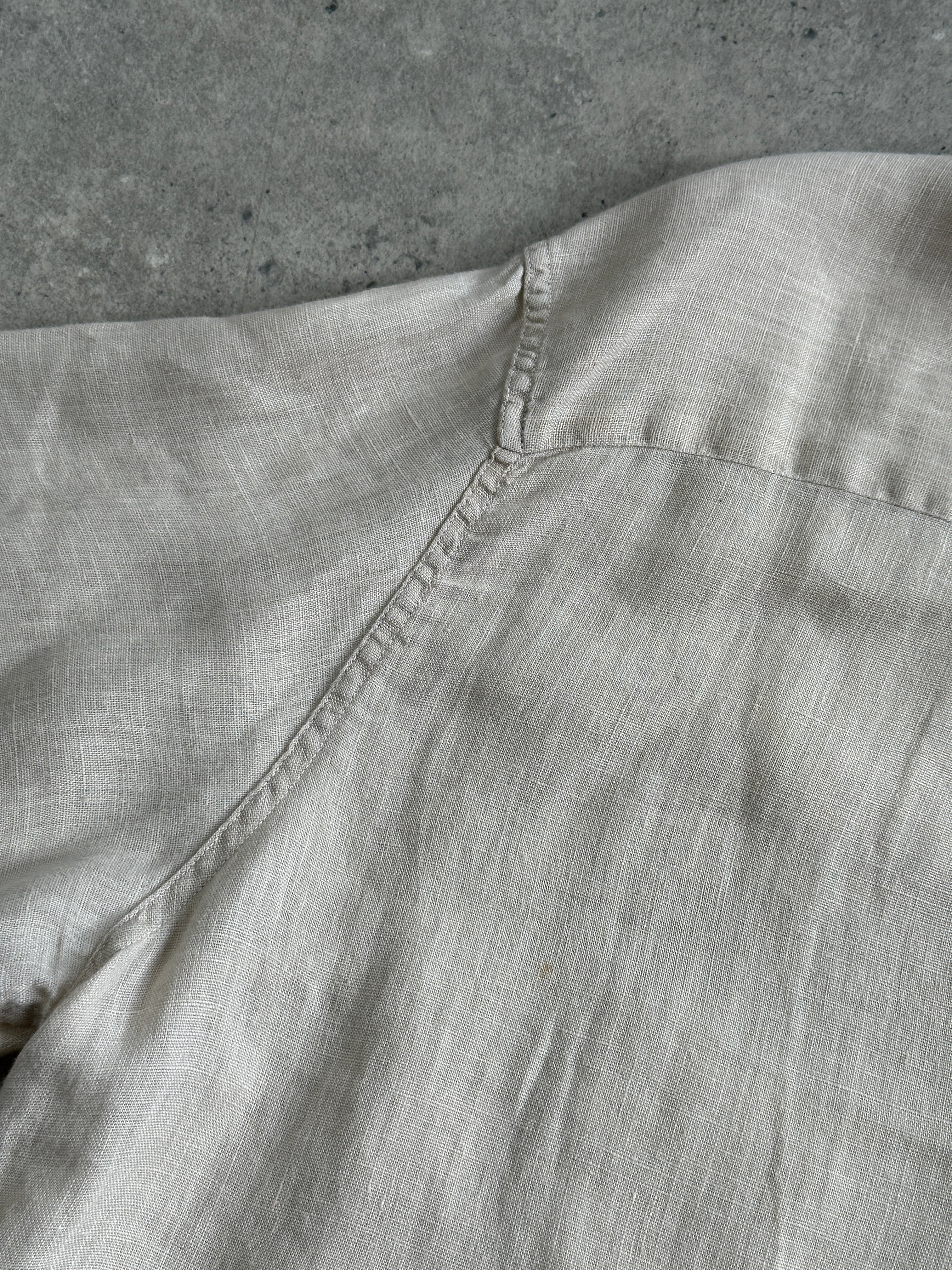 Vintage Italian 1990s pure linen short sleeve shirt, XL size, with a classic relaxed fit and vintage style details.