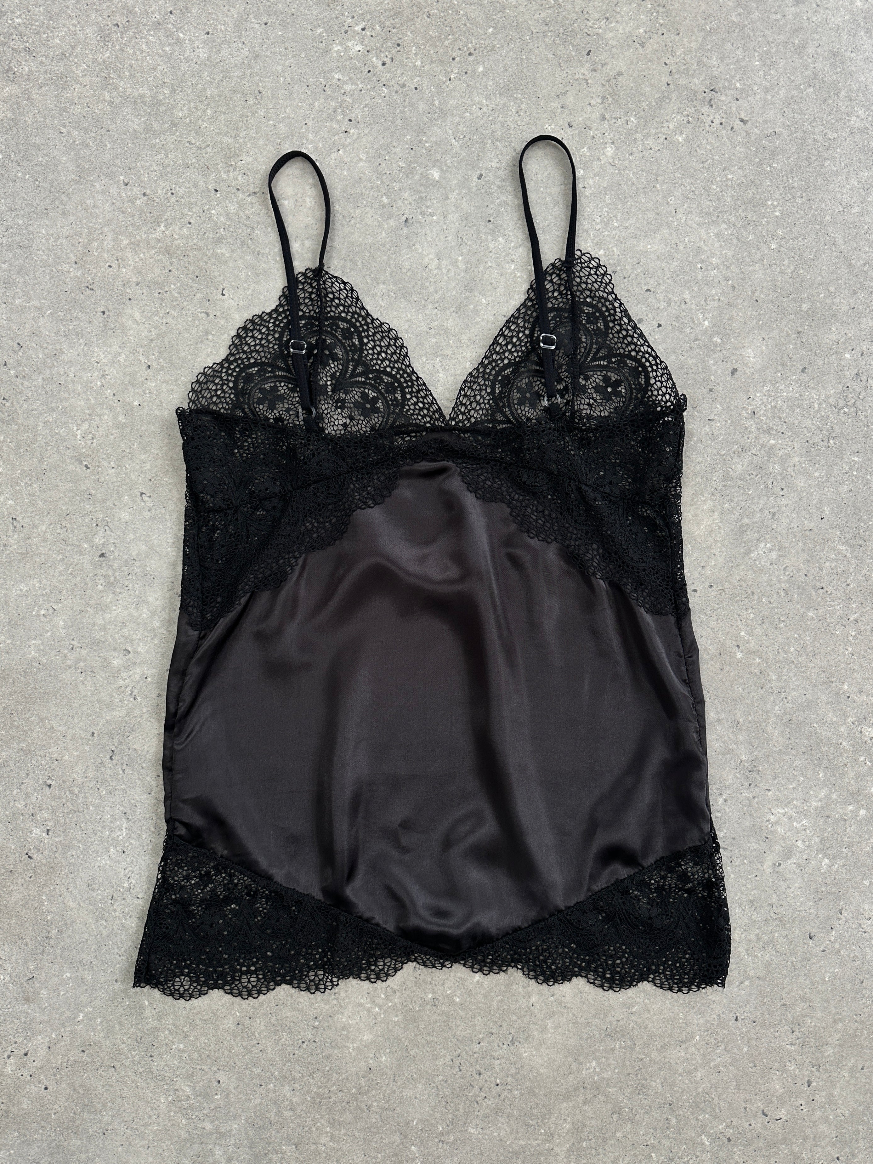 Vintage 2000s lace cami top in size M, featuring delicate lace fabric and a fitted sleeveless design.
