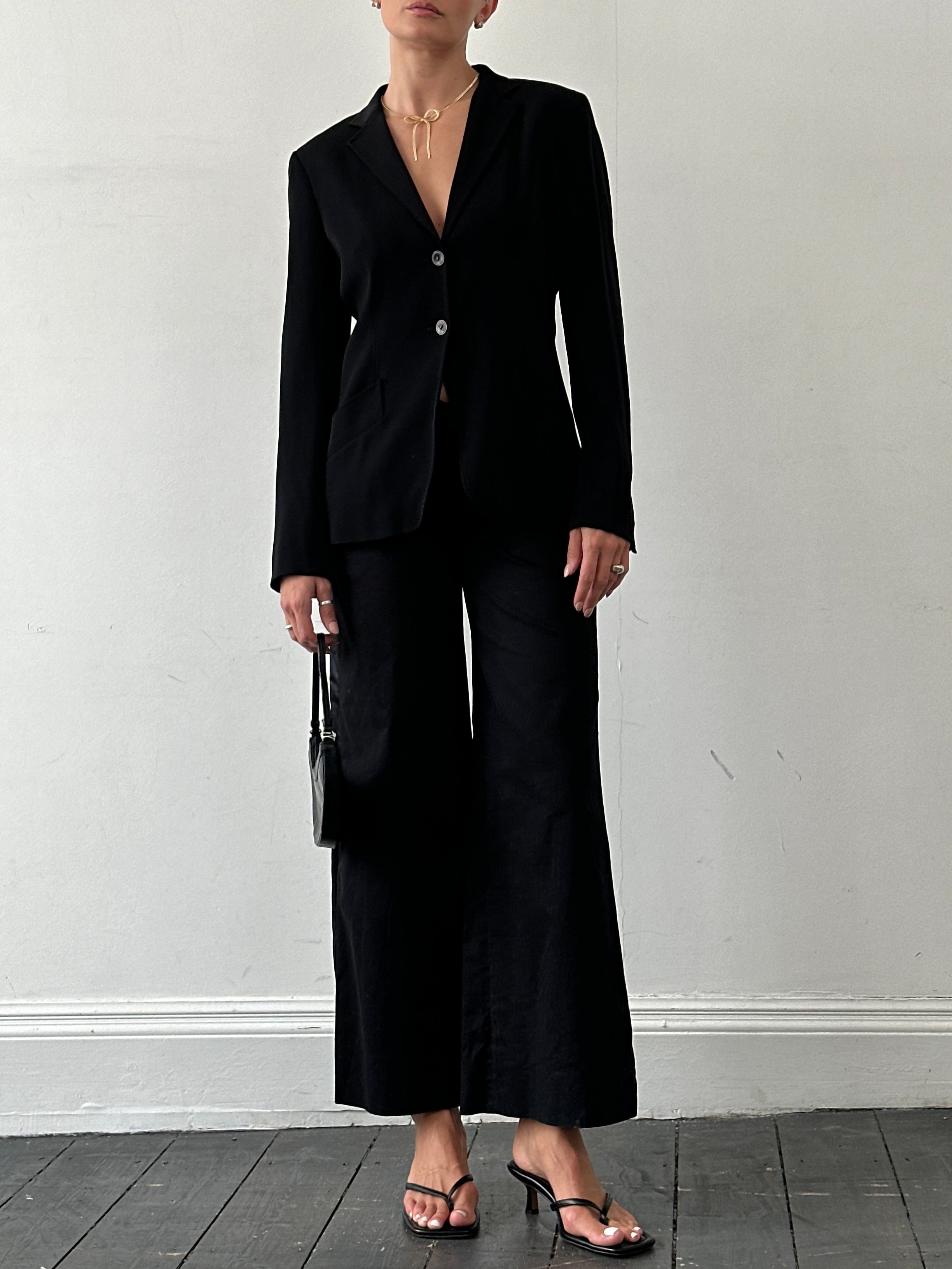 Max Mara wool silk single-breasted blazer in size M, tailored fit with lapel collar and button closure, shown on a model.