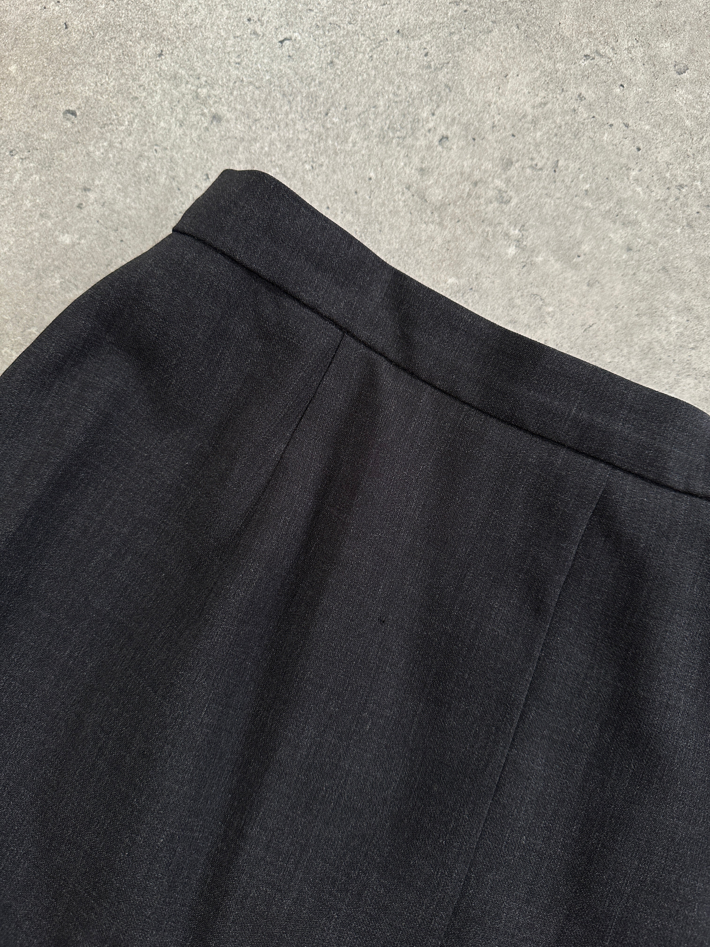 Jaeger 1990s pure wool two-piece skirt suit, women's size M/W26, featuring a tailored jacket and matching skirt.