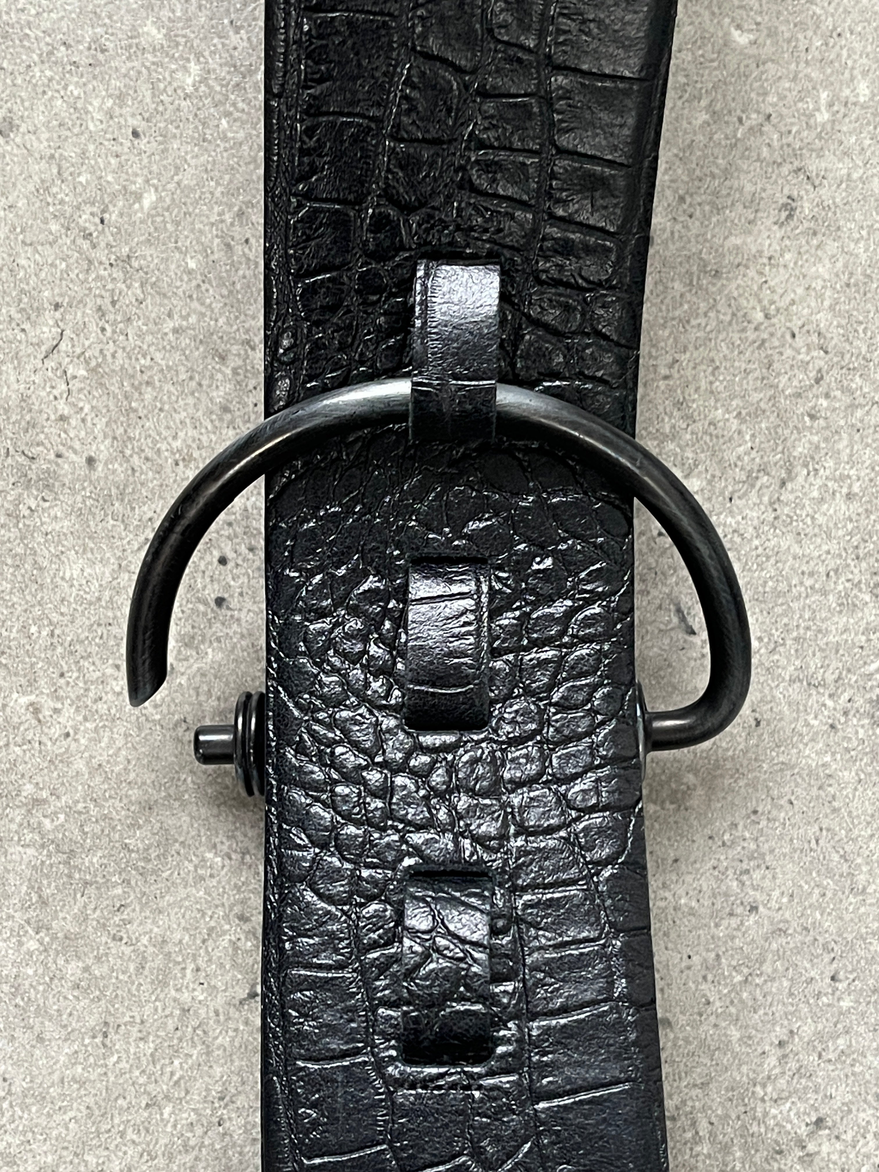 Vintage 1990s leather chunky D-ring belt in brown, size W36-40, featuring a classic retro design and sturdy buckle.