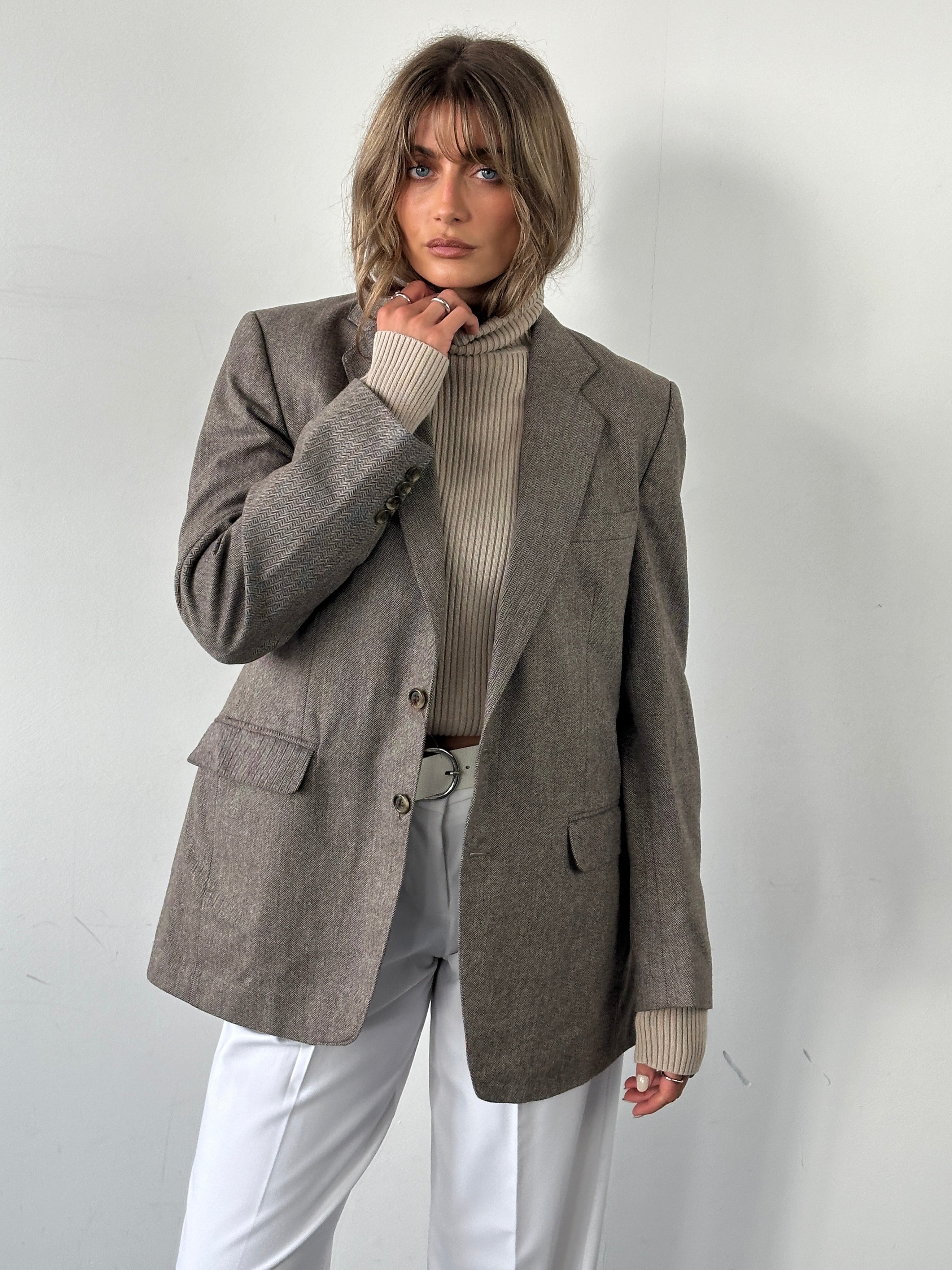Vintage herringbone blazer in size 40/M, tailored fit with classic pattern, stylish men's blazer for smart casual wear.