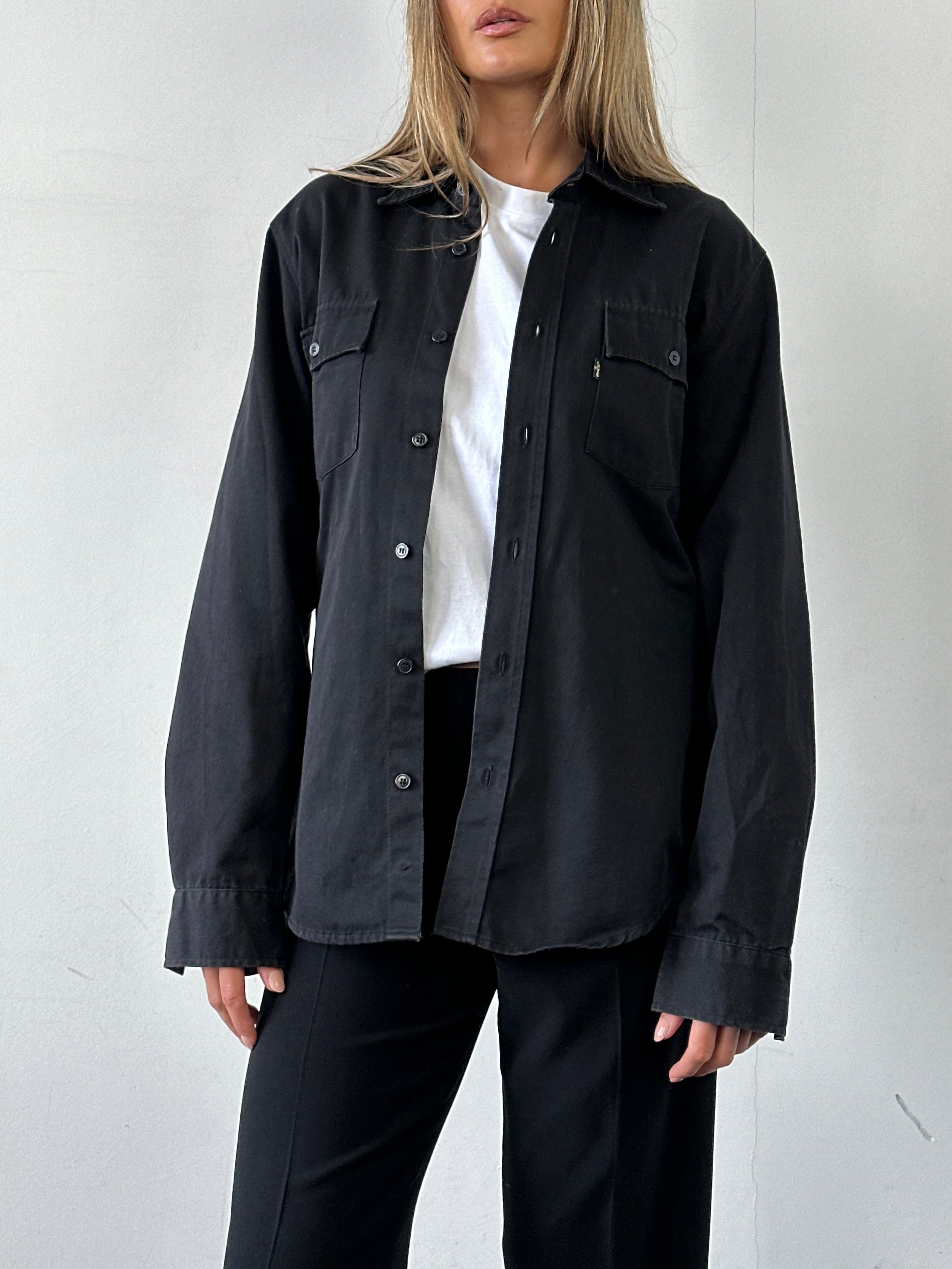 Levi’s cotton pocket shirt in size M with a classic button-up design and chest pocket, displayed on a hanger.