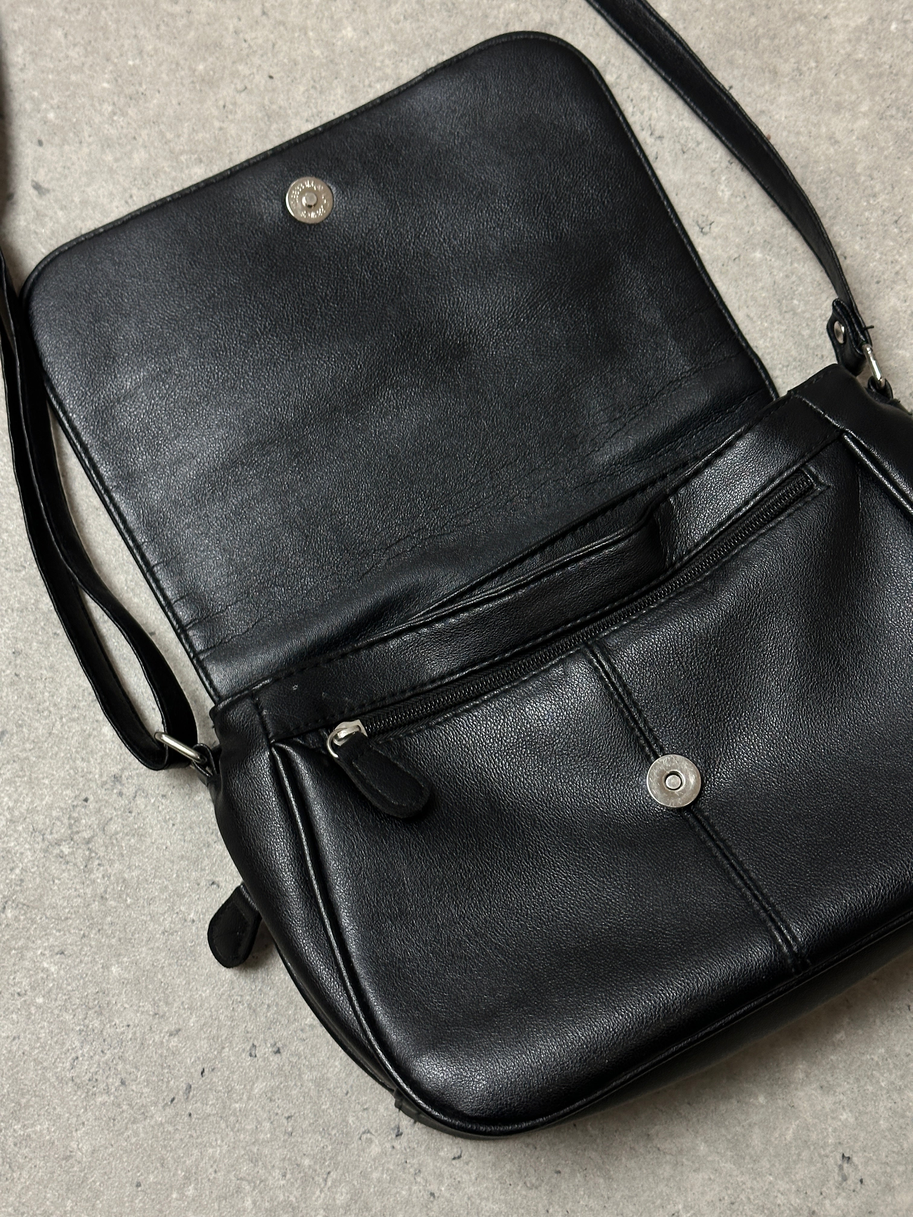 Vintage faux leather crossbody bag with adjustable strap and zip closure, showcasing a chic, retro-inspired accessory.