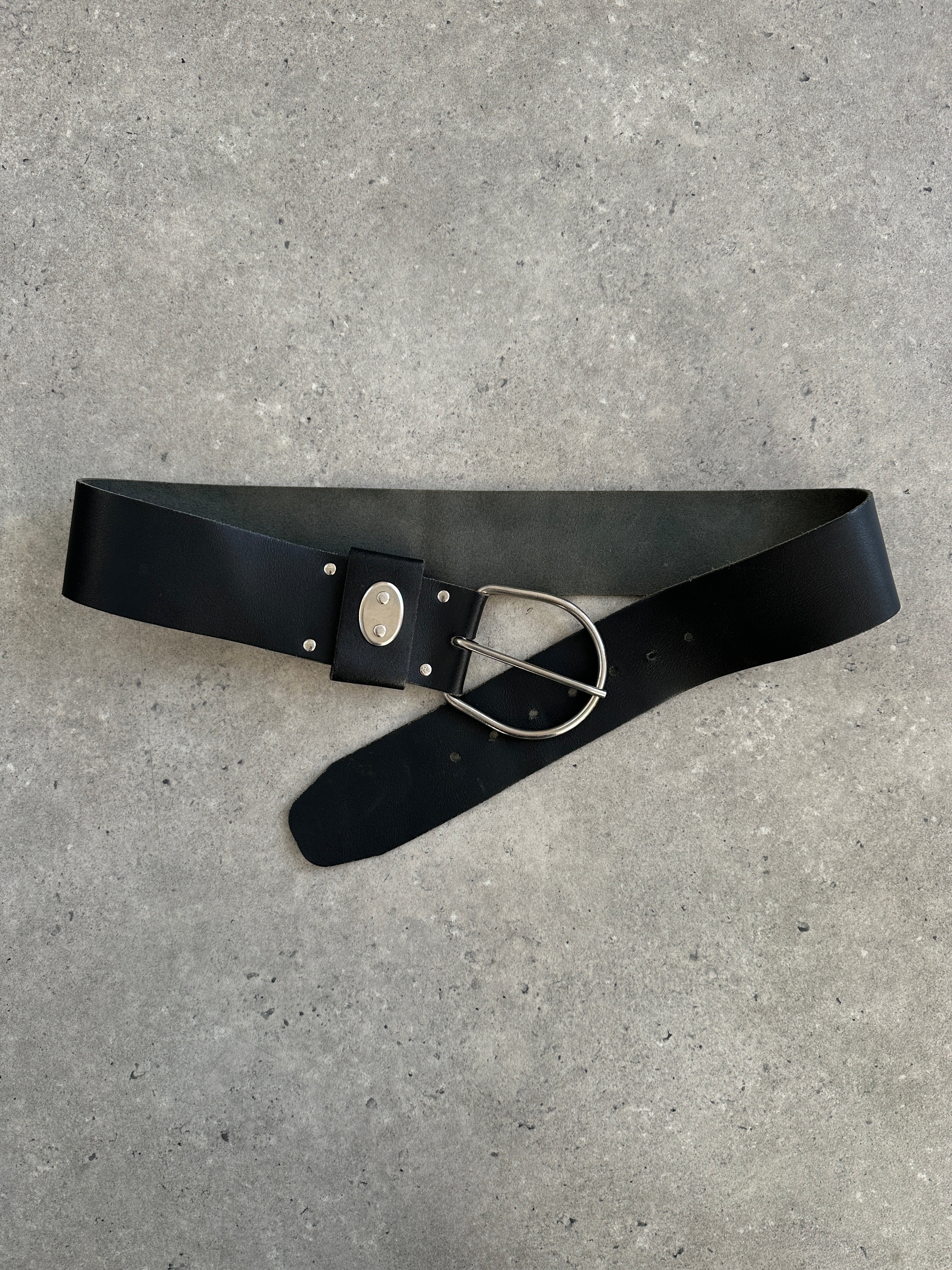 Vintage 1990s chunky leather belt with brass buckle, W31-37, featuring worn brown leather and retro style.
