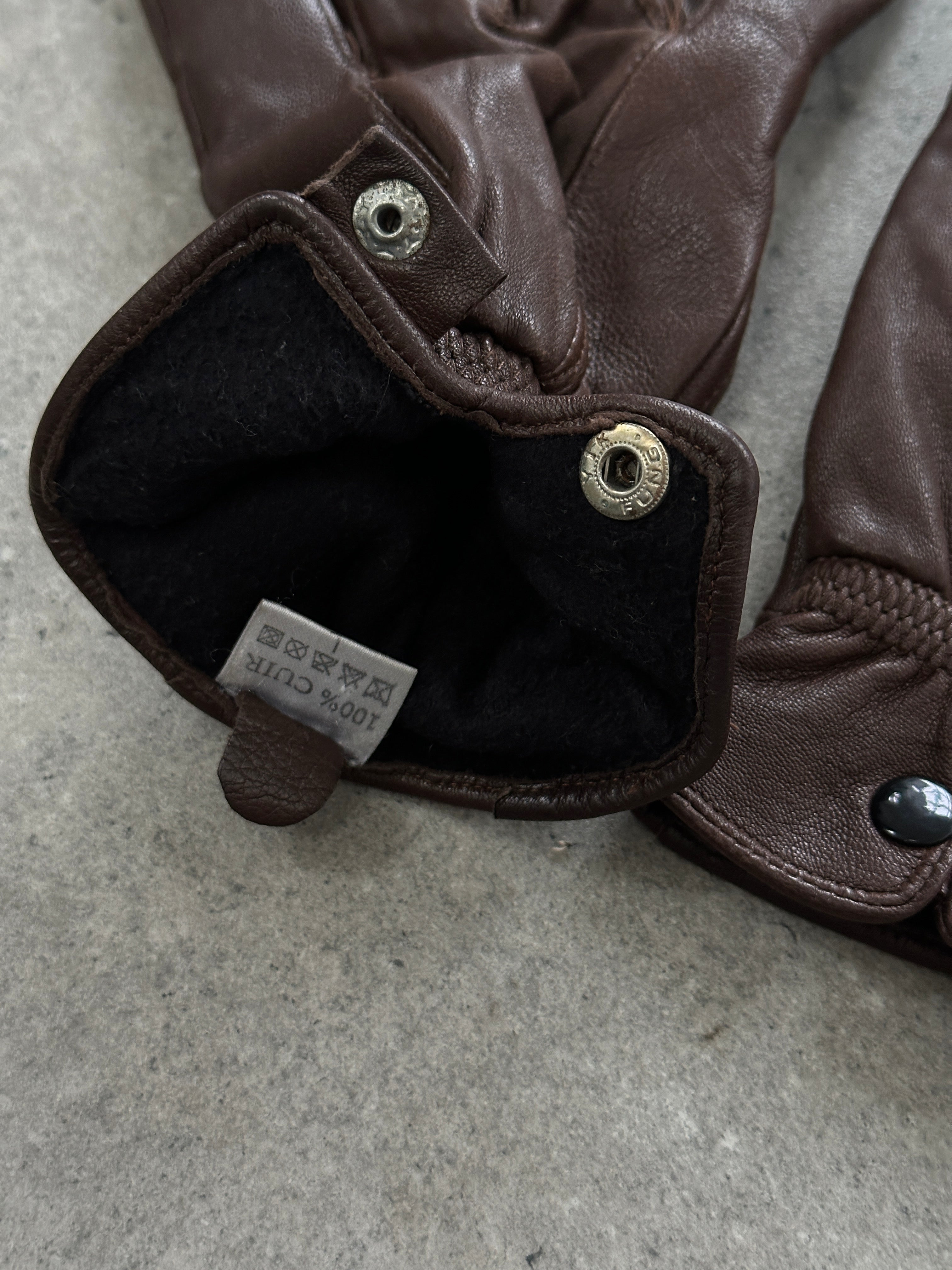 Vintage leather gloves in size M displayed with detailed stitching and classic design on a neutral background.