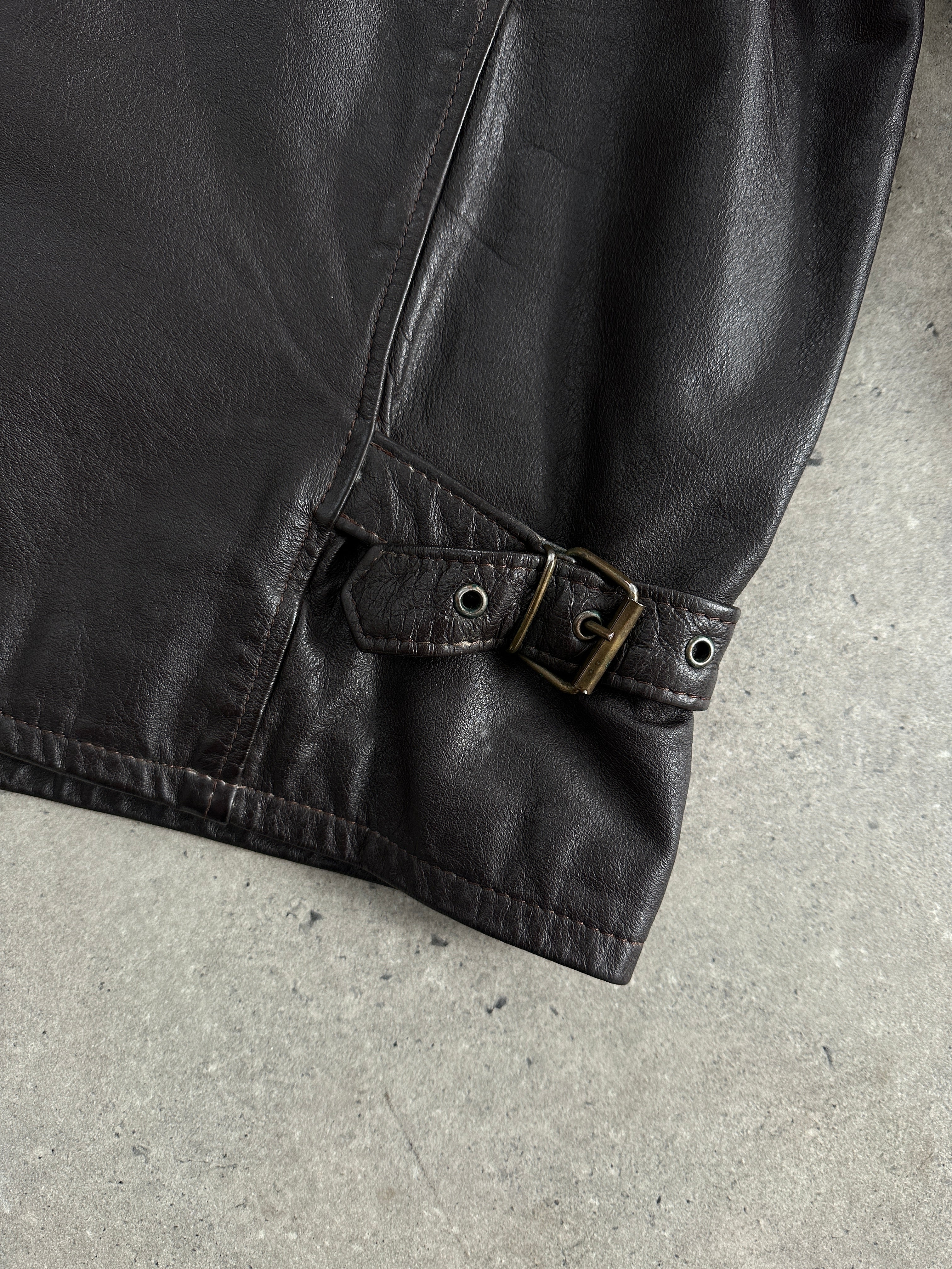 Italian Vintage Leather Jacket in size L/XL, featuring classic design, soft leather, and authentic vintage style.