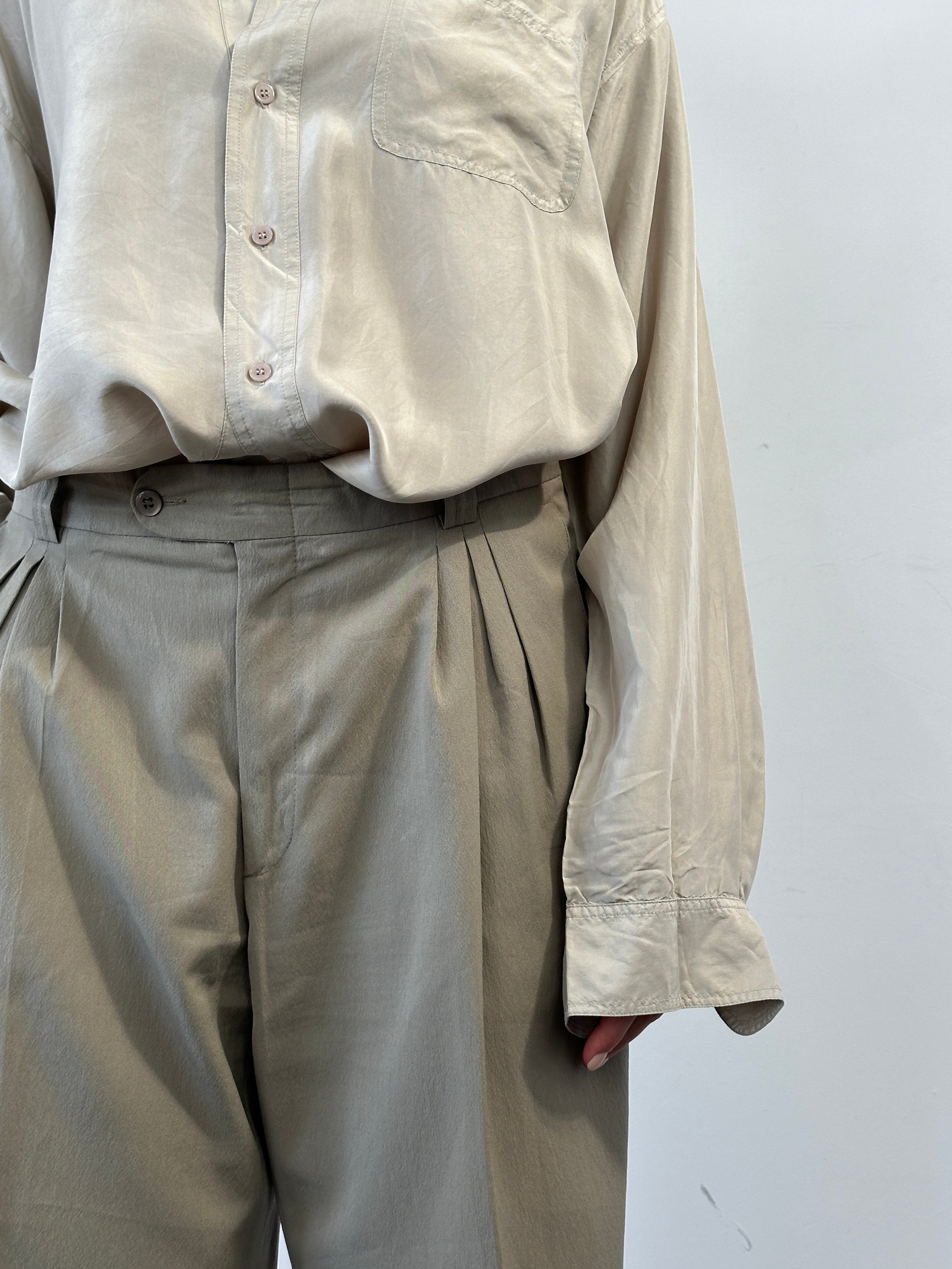 Vintage Italian vintage pleated tailored trousers with straight legs, waist size W34, in classic fabric and design.