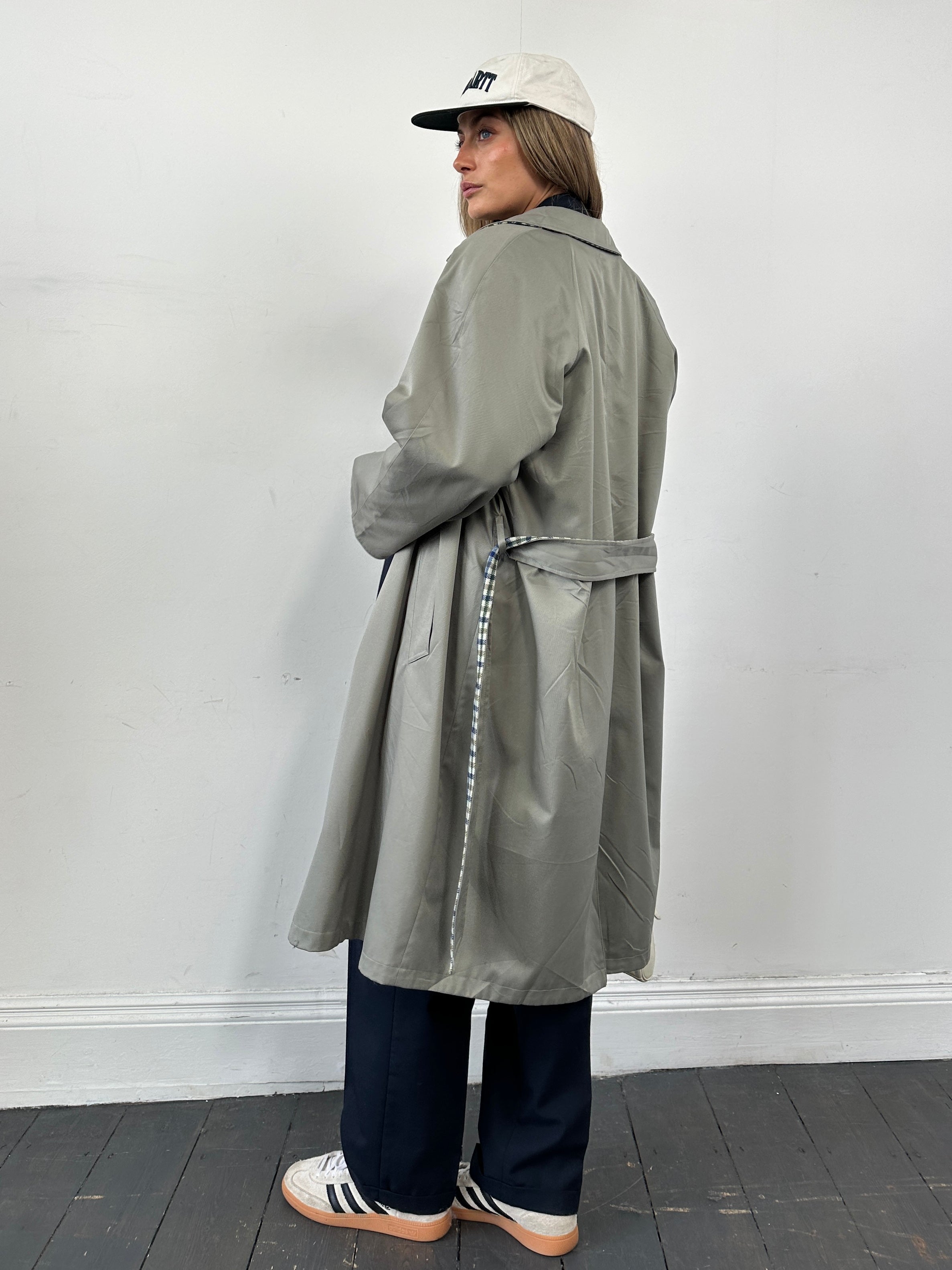 Vintage reversible check trench coat with belt, stylish M/L size, featuring classic pattern and tailored design.