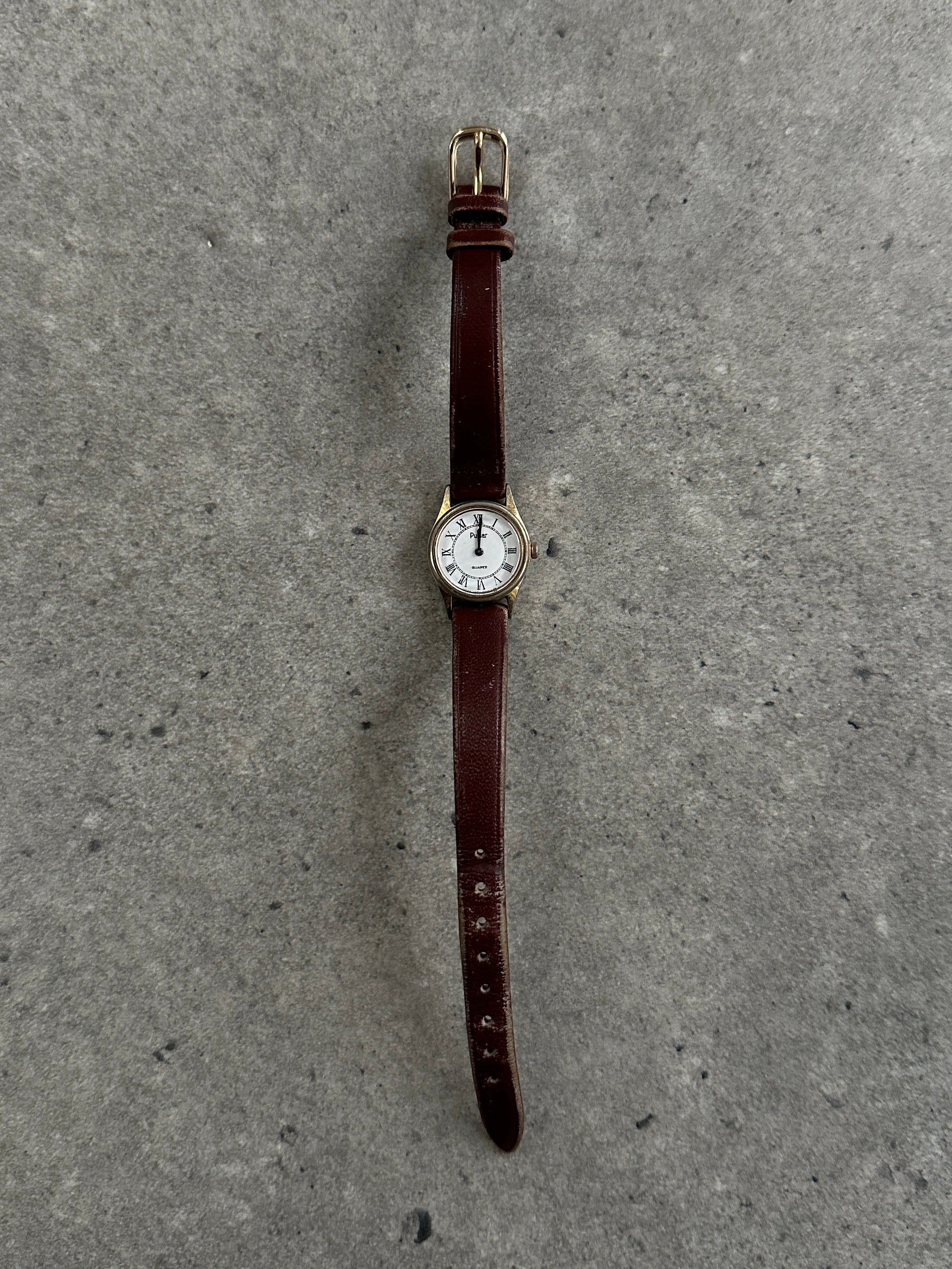 Pulsar 1990s gold tone round quartz watch with a sleek design and metal band, showcasing a stylish vintage-inspired timepiece.