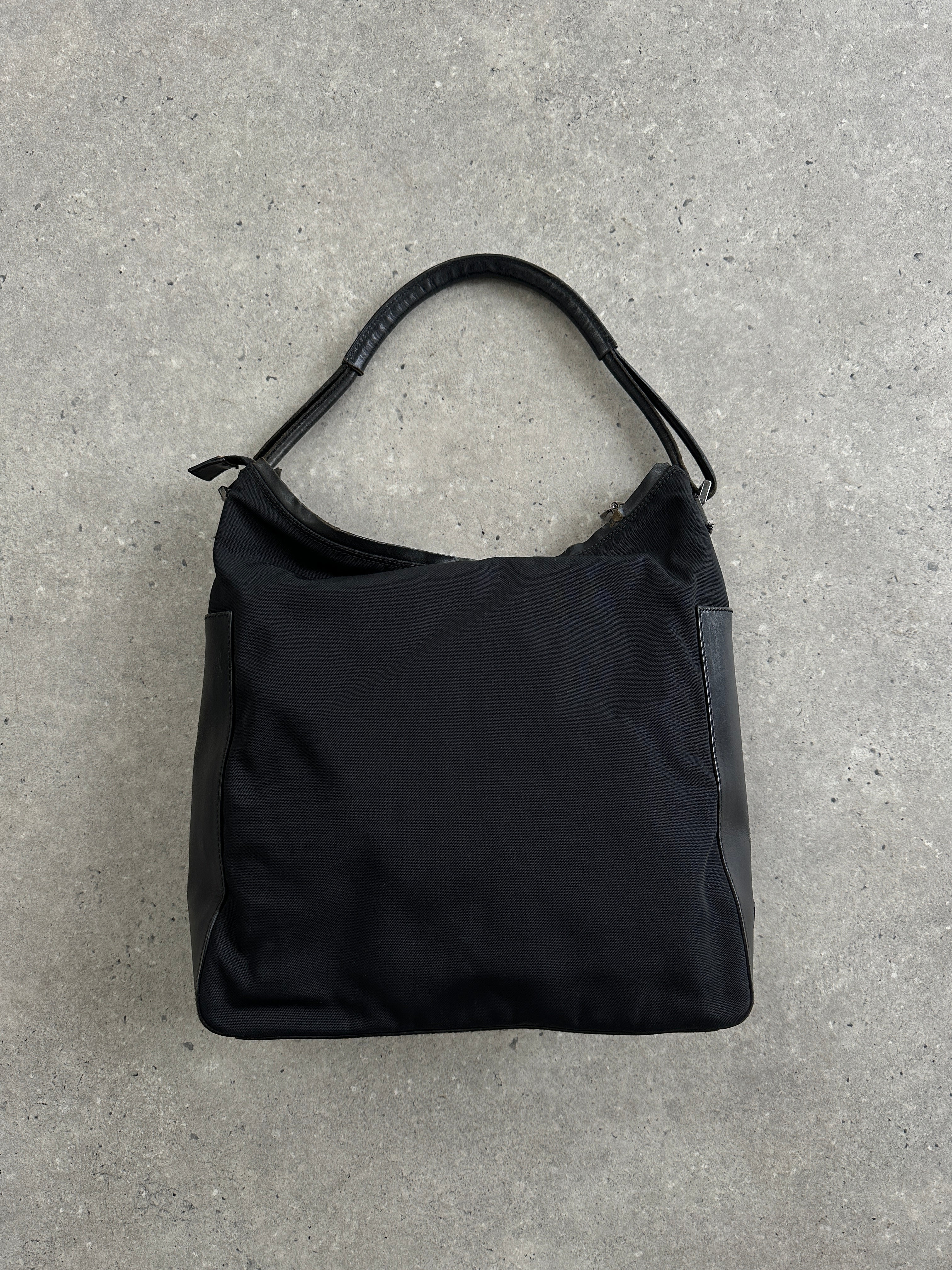 Gucci 1990s Tom Ford canvas and leather hobo shoulder bag with rounded shape and adjustable strap.
