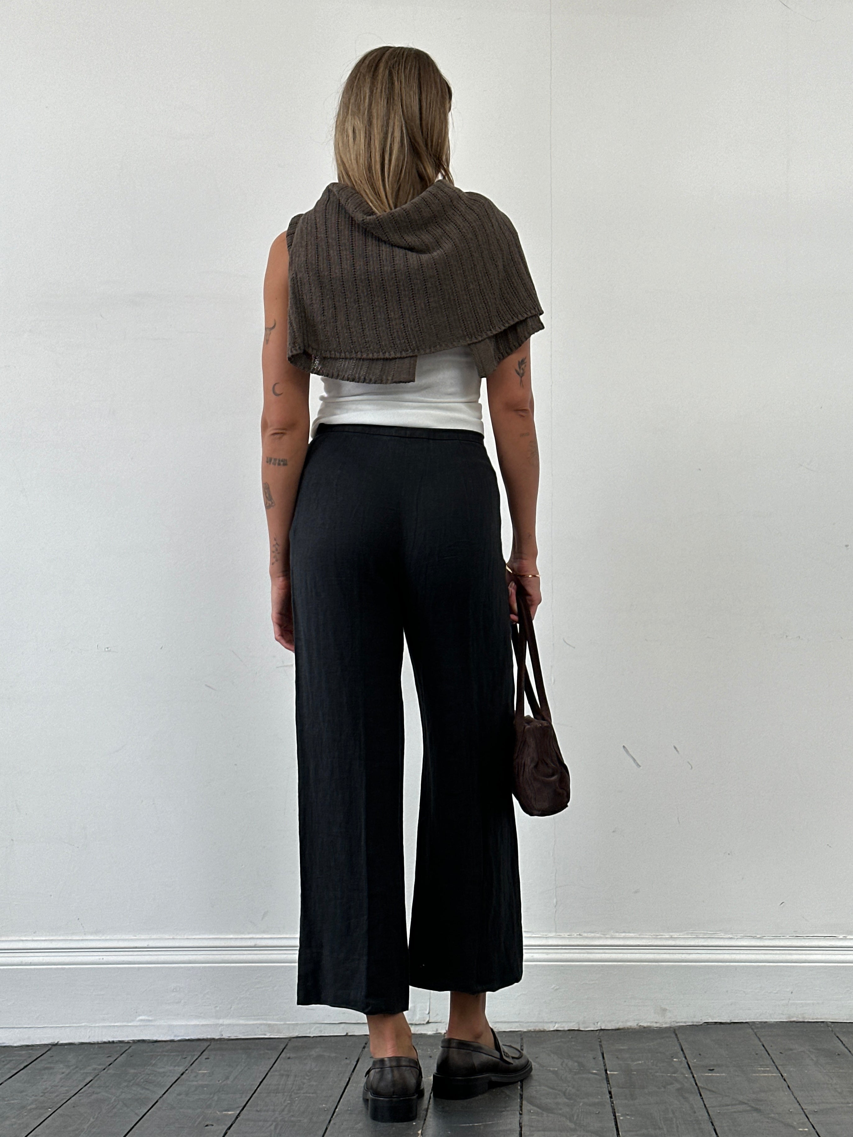 Max Mara pure linen casual trousers with mid waist and minimal design, shown in a light neutral color.