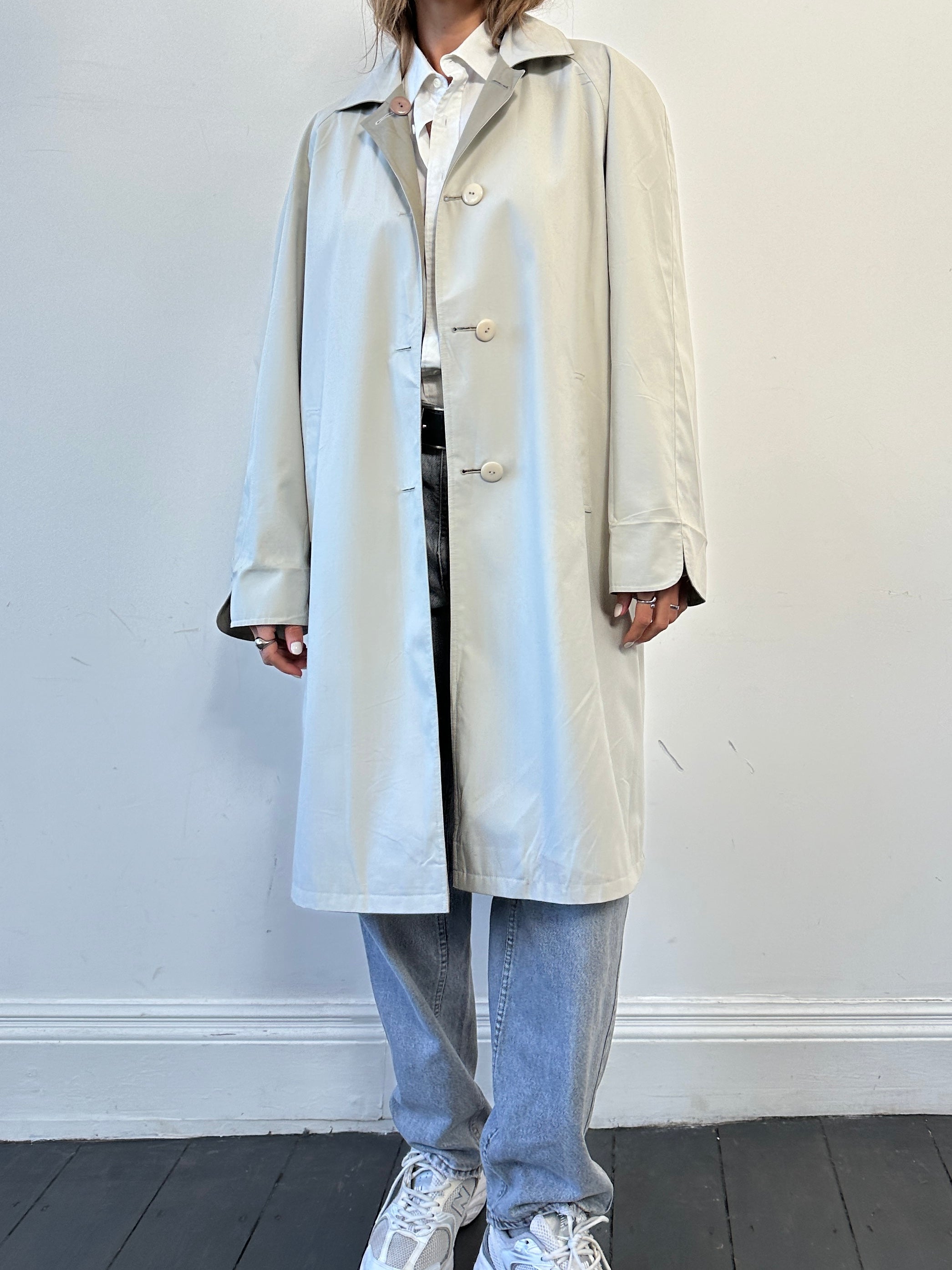 Vintage reversible water-resistant trench coat in size L/XL, showing its stylish double-sided design and water-resistant fabric.