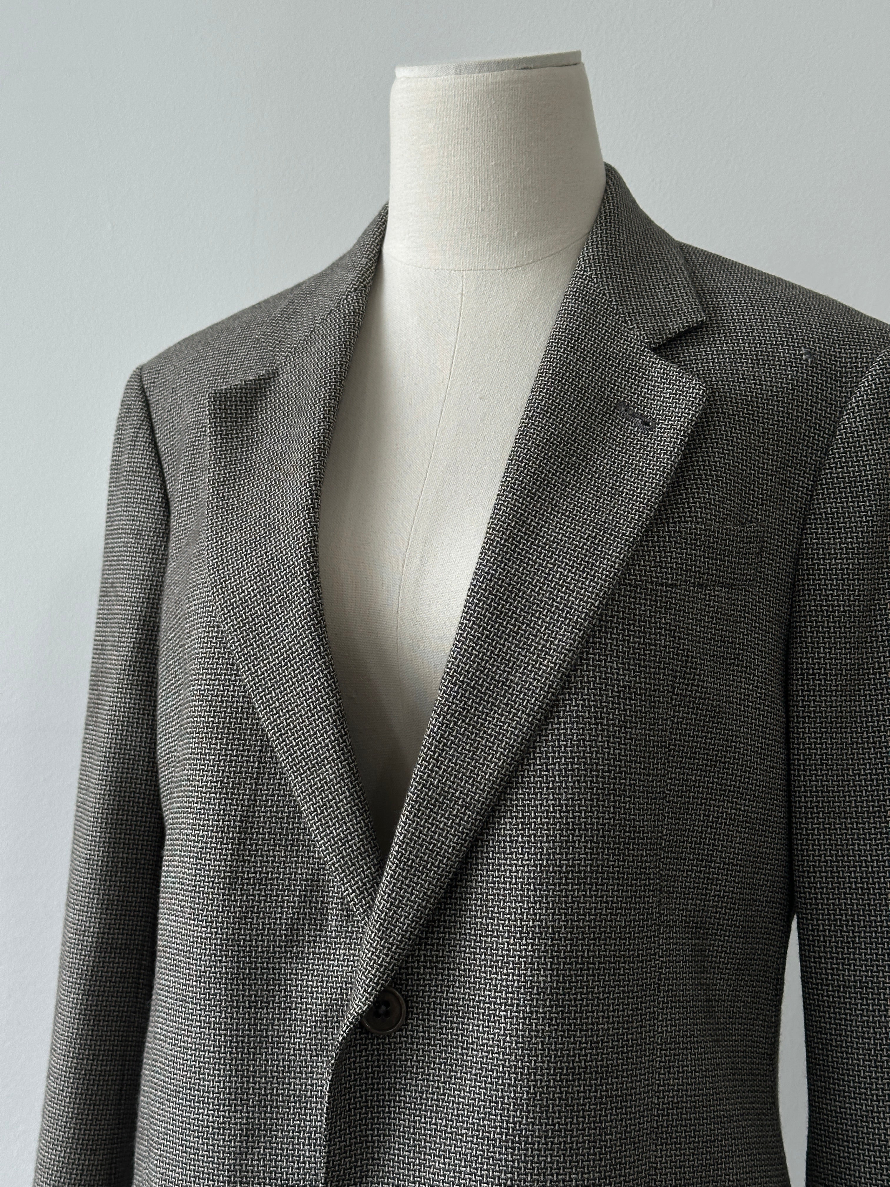 Armani Collezioni 1990s wool check single-breasted blazer in size M, featuring classic tailored design and button closure.