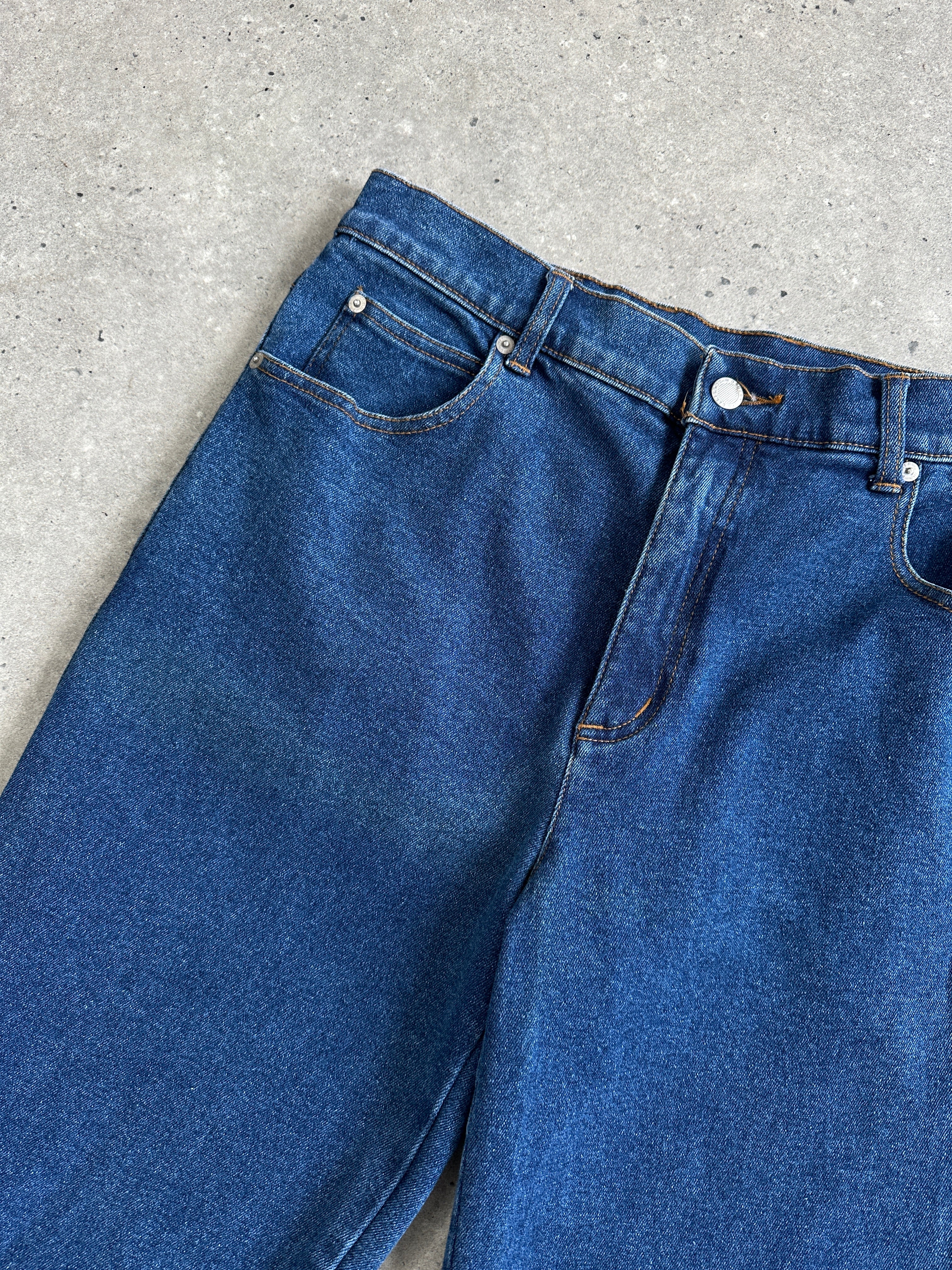 Vintage high waisted straight leg denim jeans with classic fit and faded blue wash, size W32.