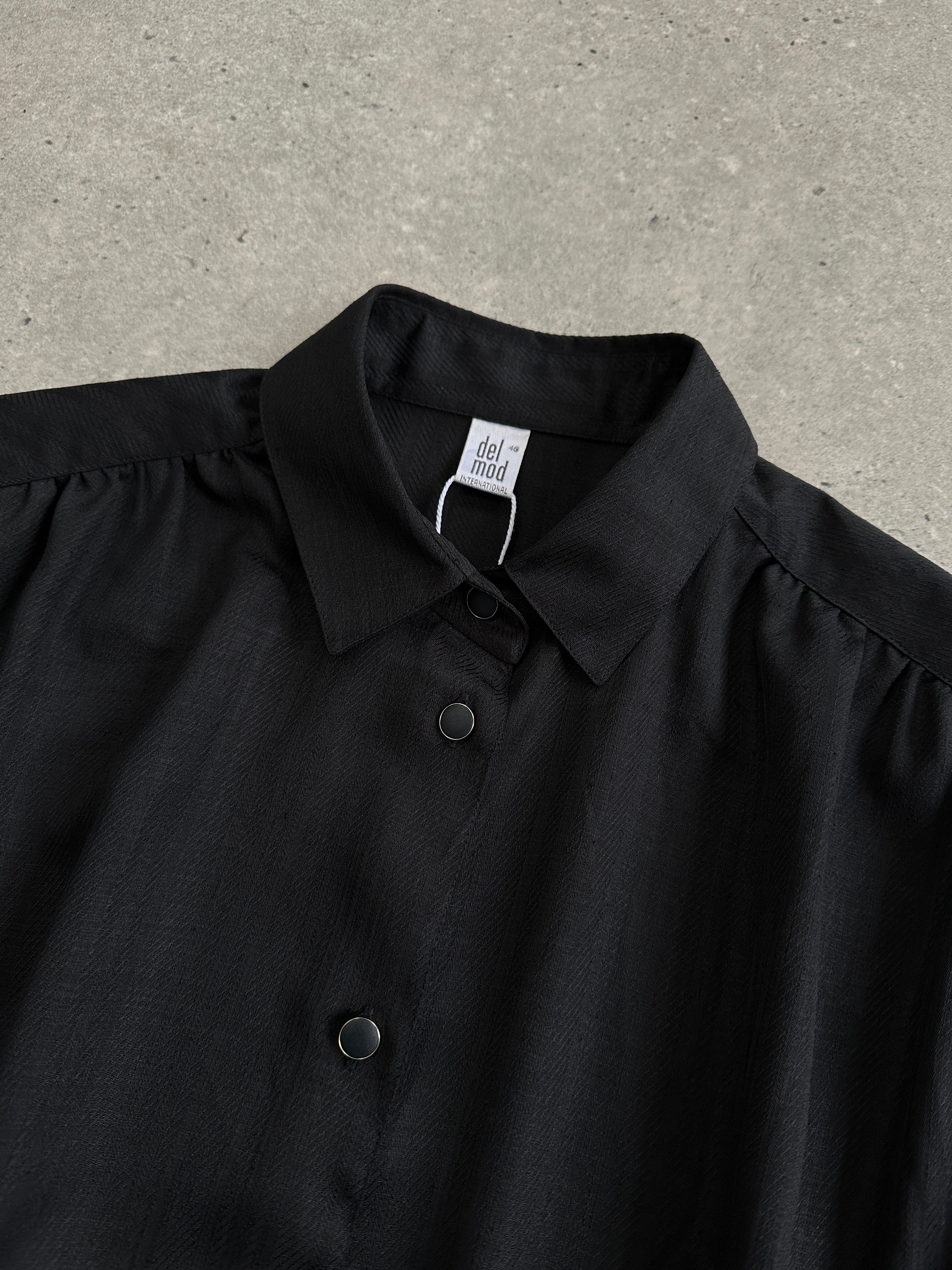 Vintage pleated cropped button-up shirt in M/L size, featuring a classic design with a vintage-inspired look.
