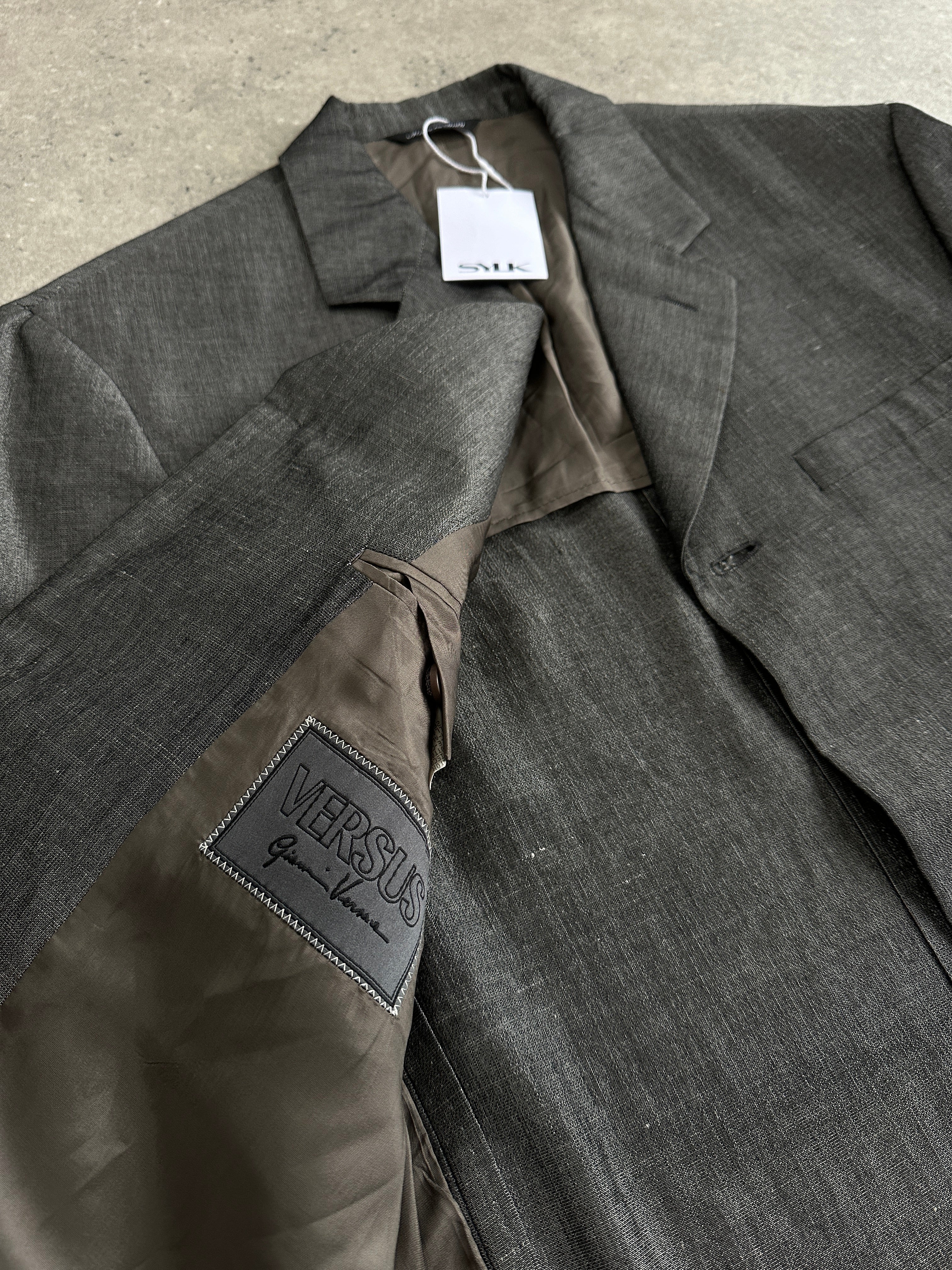 Versace Versus single-breasted blazer in size L, tailored fit with classic lapels and stylish design details.