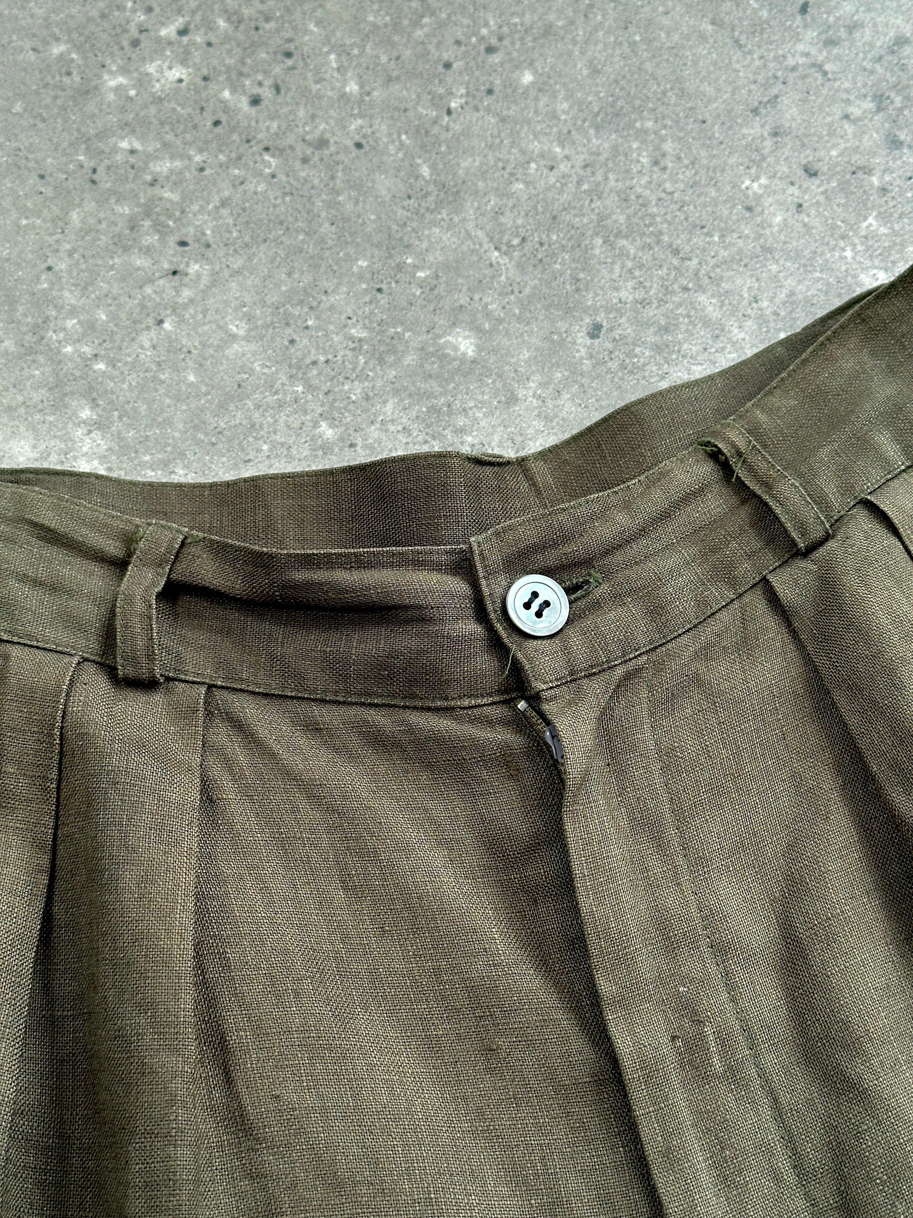 Vintage pure linen relaxed pleated shorts in size W26, featuring a comfortable fit and stylish design.