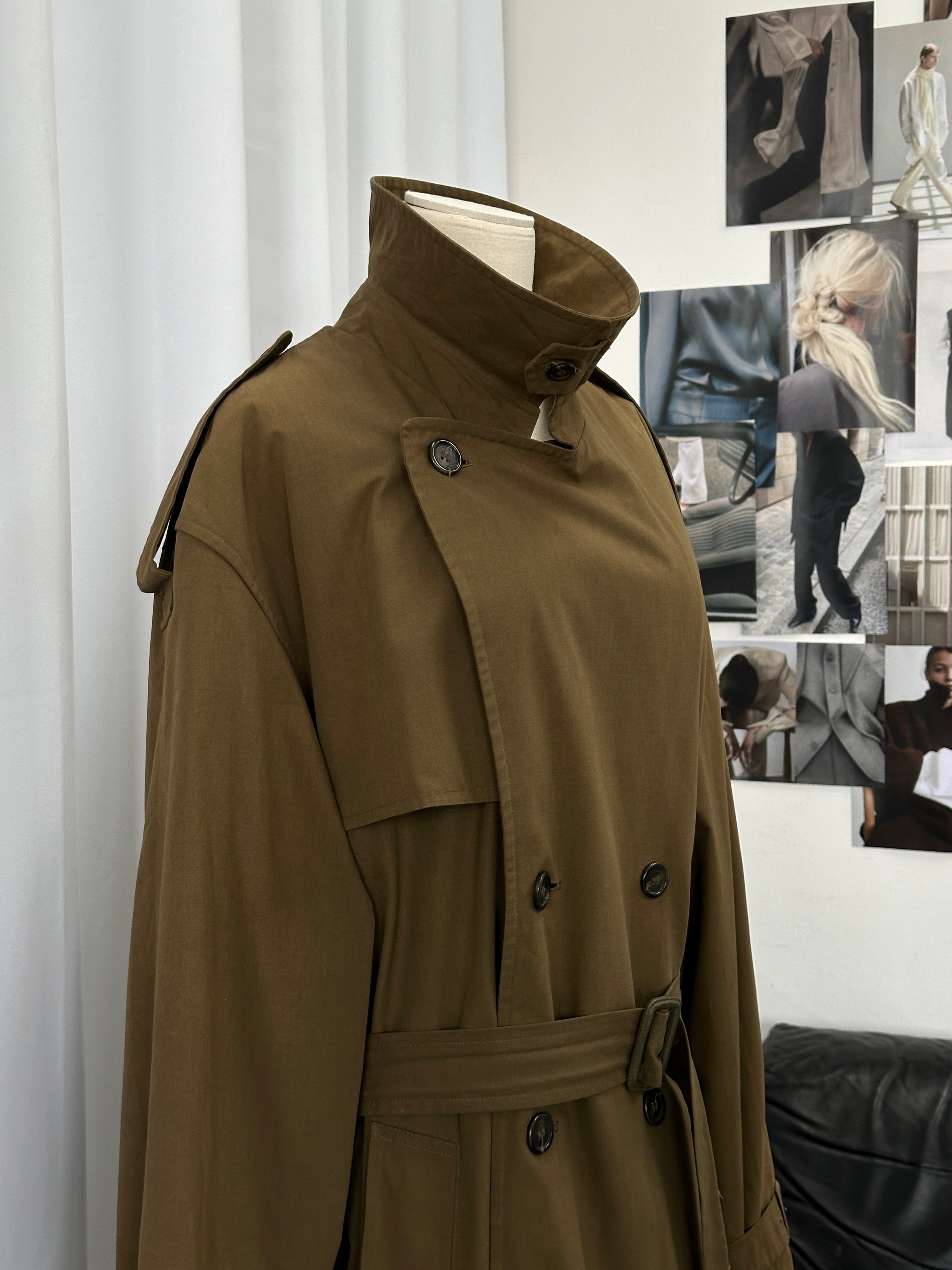 London Fog 1980s high neck belted trench coat in XXL, featuring classic design, double-breasted buttons, and waist belt.