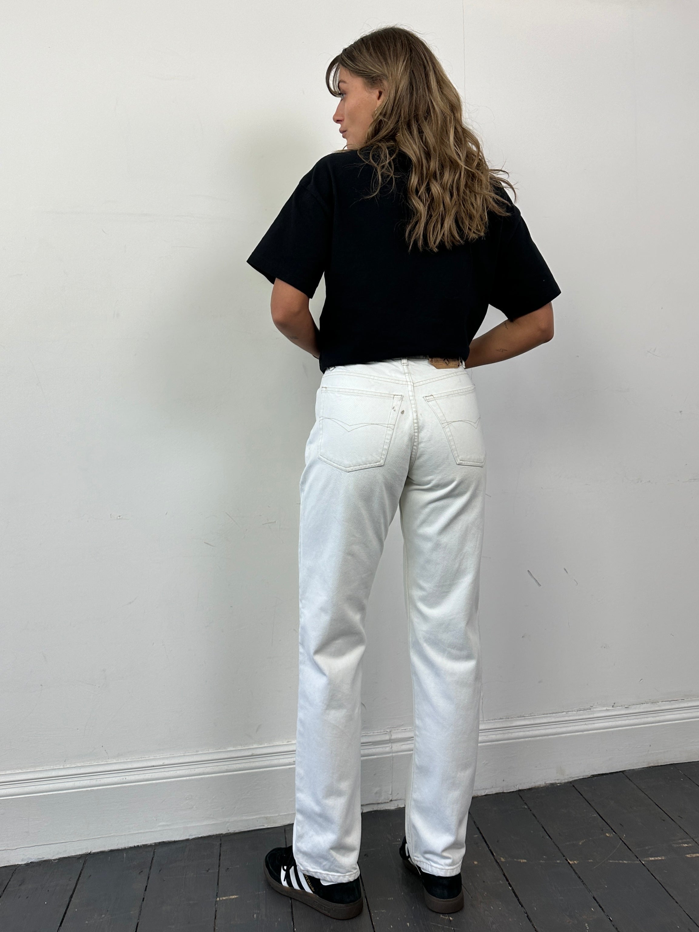 Vintage denim straight-leg jeans in size W26, featuring classic blue wash and durable cotton fabric.