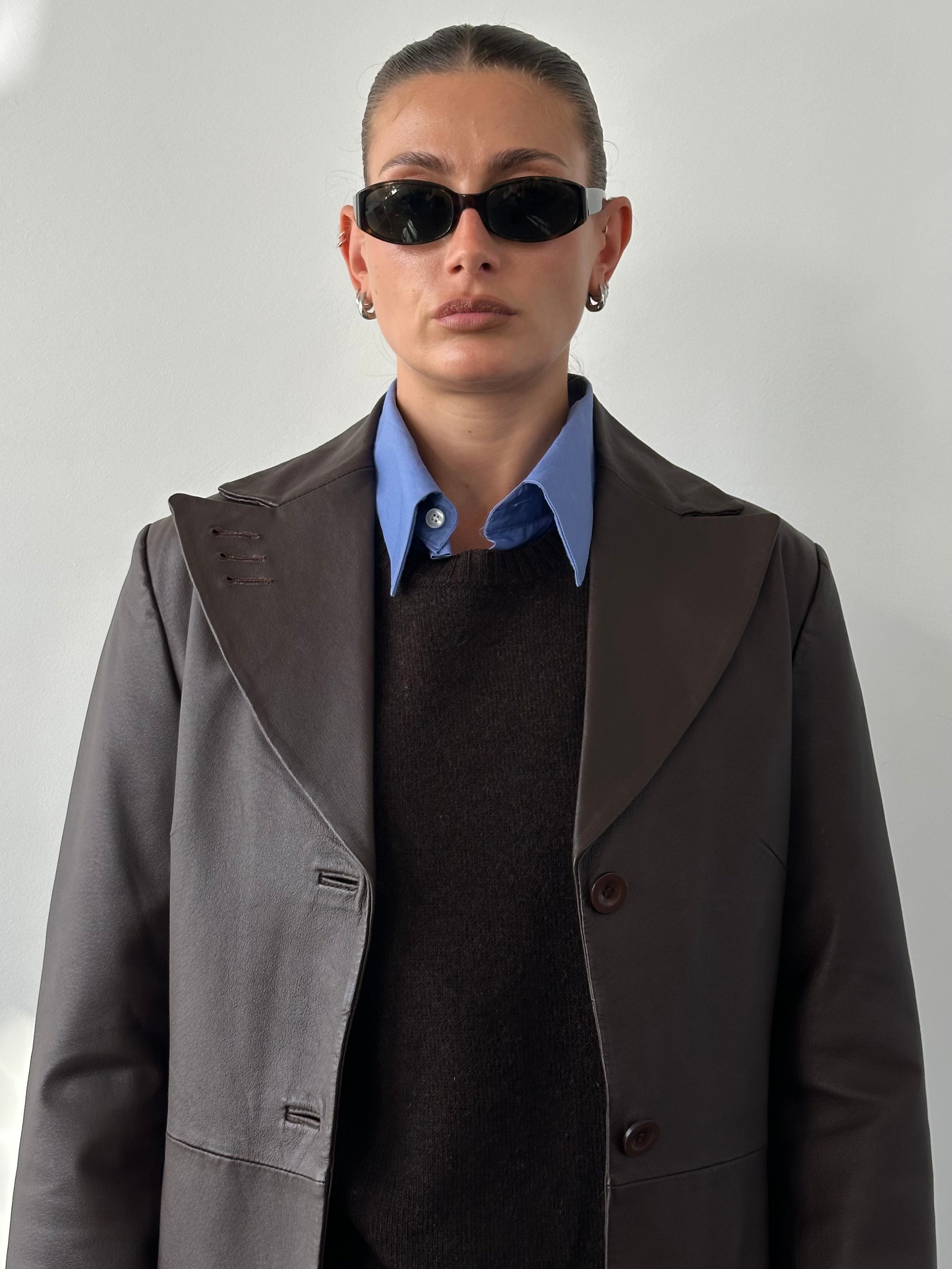 Vintage leather trench coat jacket in size M/L, featuring classic design and durable leather material.