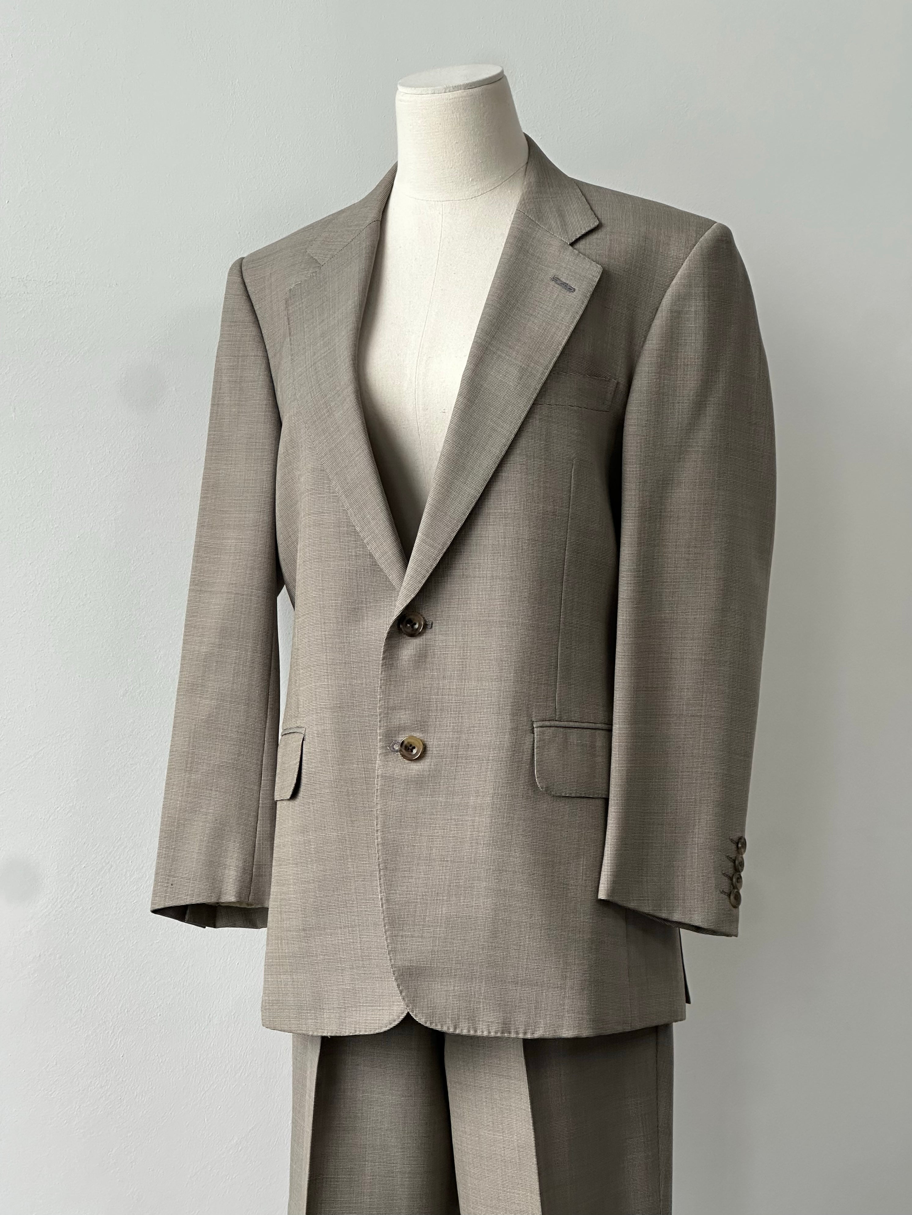 Burberry 1990s pure wool single-breasted suit in navy, featuring classic lapel and tailored fit, displayed on a mannequin.