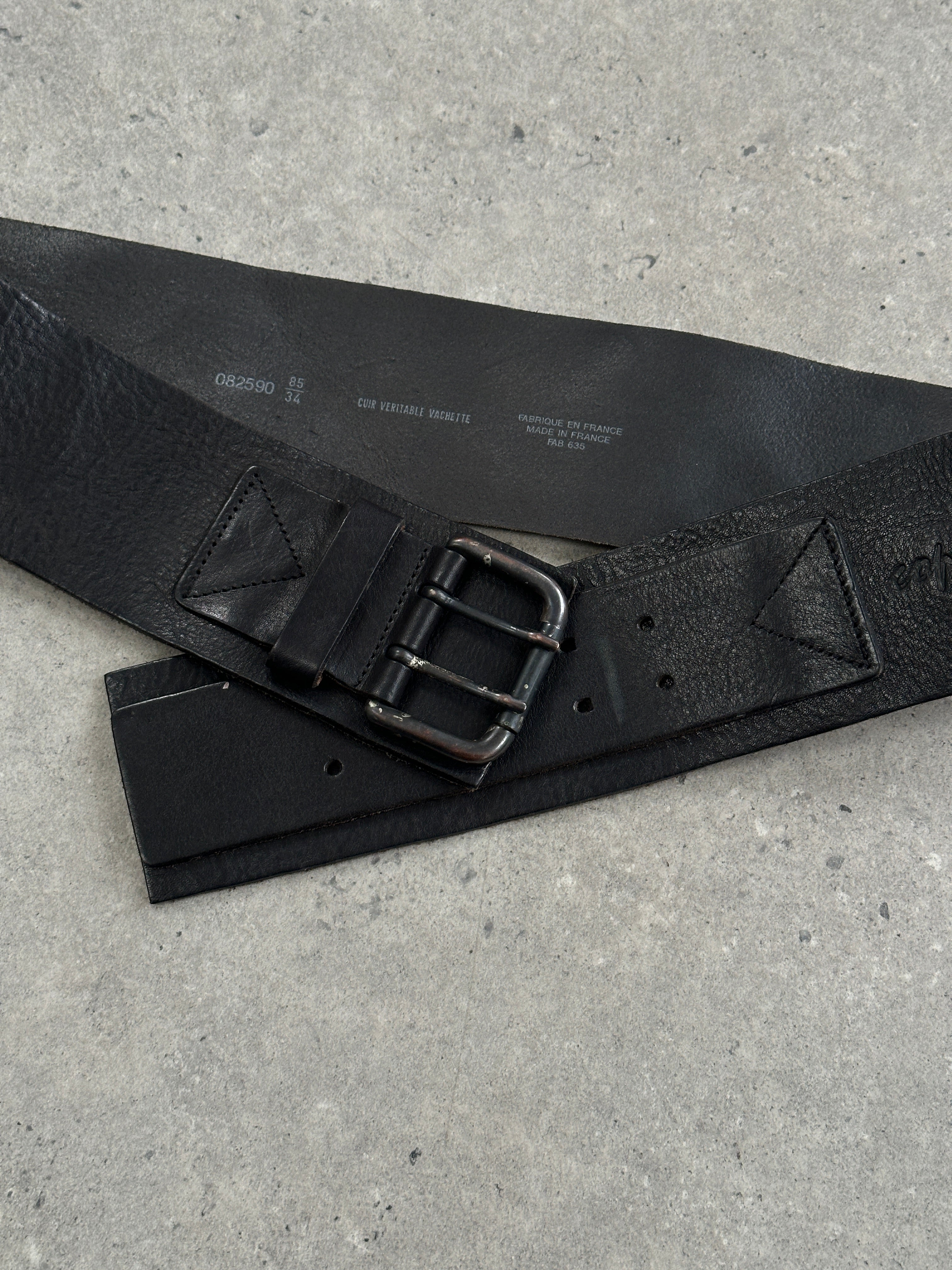 Cop Copine 1990s chunky leather belt in W32-36, featuring a thick design and classic style, displayed on a neutral background.