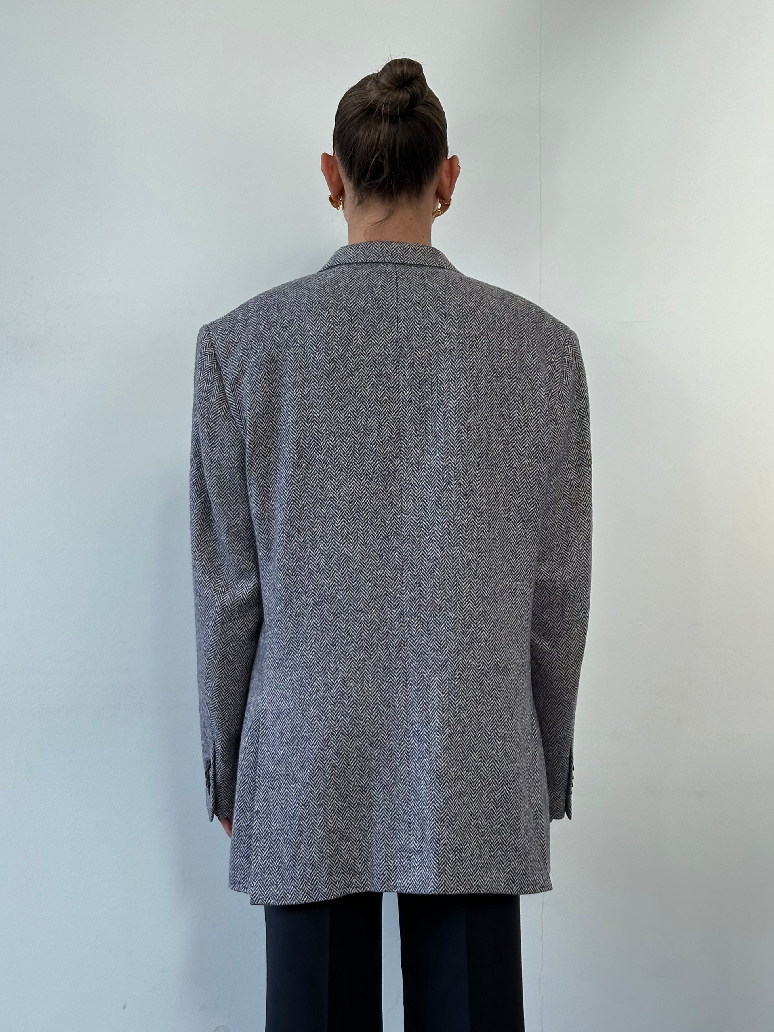 Ermenegildo Zegna pure cashmere herringbone blazer in size 44R/XL, tailored fit with classic pattern, displayed on a hanger.