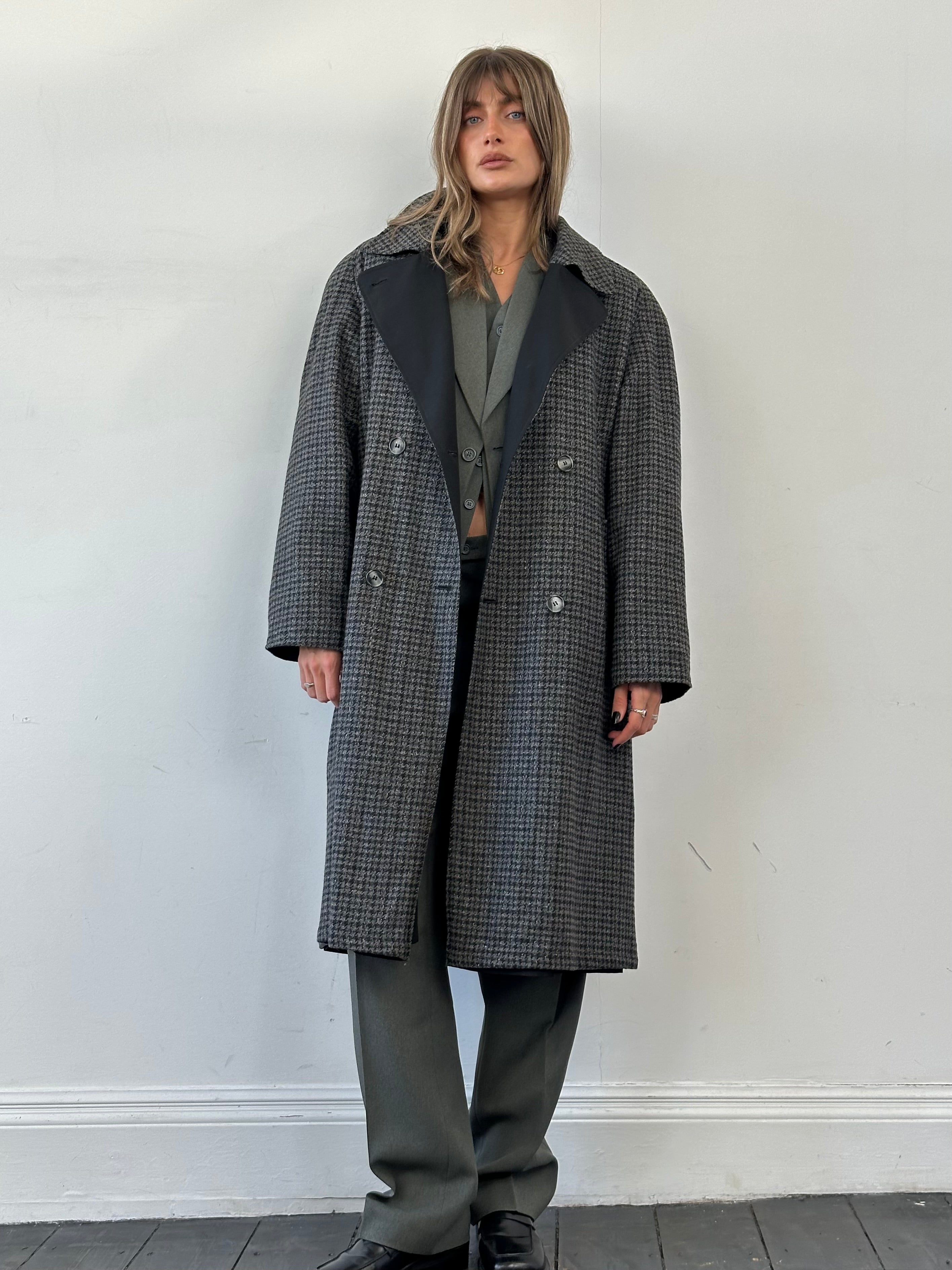 Vintage reversible wool trench coat with belt in size XL, featuring classic design and warm fabric for versatile style.